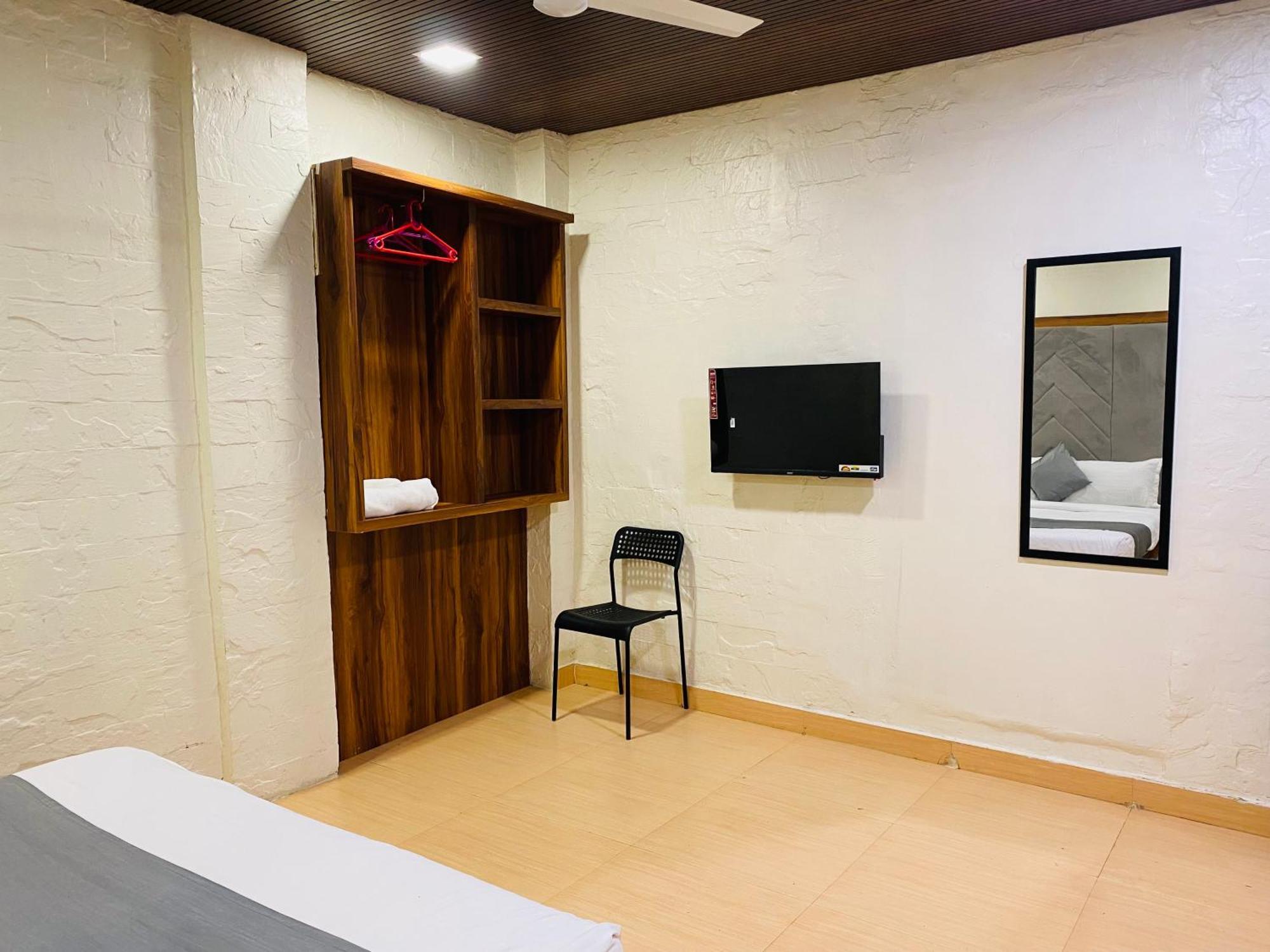 Hotel Avk-Near Kokilaben Hospital & Versova Beach- Rooms With Kitchen Hotel 3*
