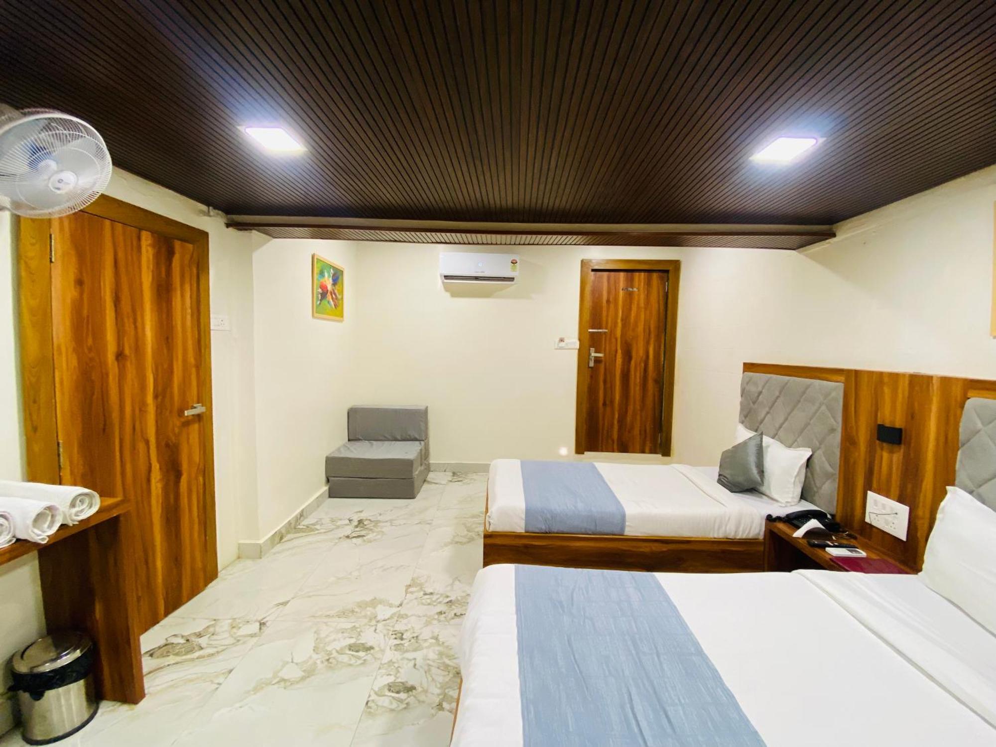 Hotel Avk-near Kokilaben Hospital & Versova Beach- With Kitchen Mumbai