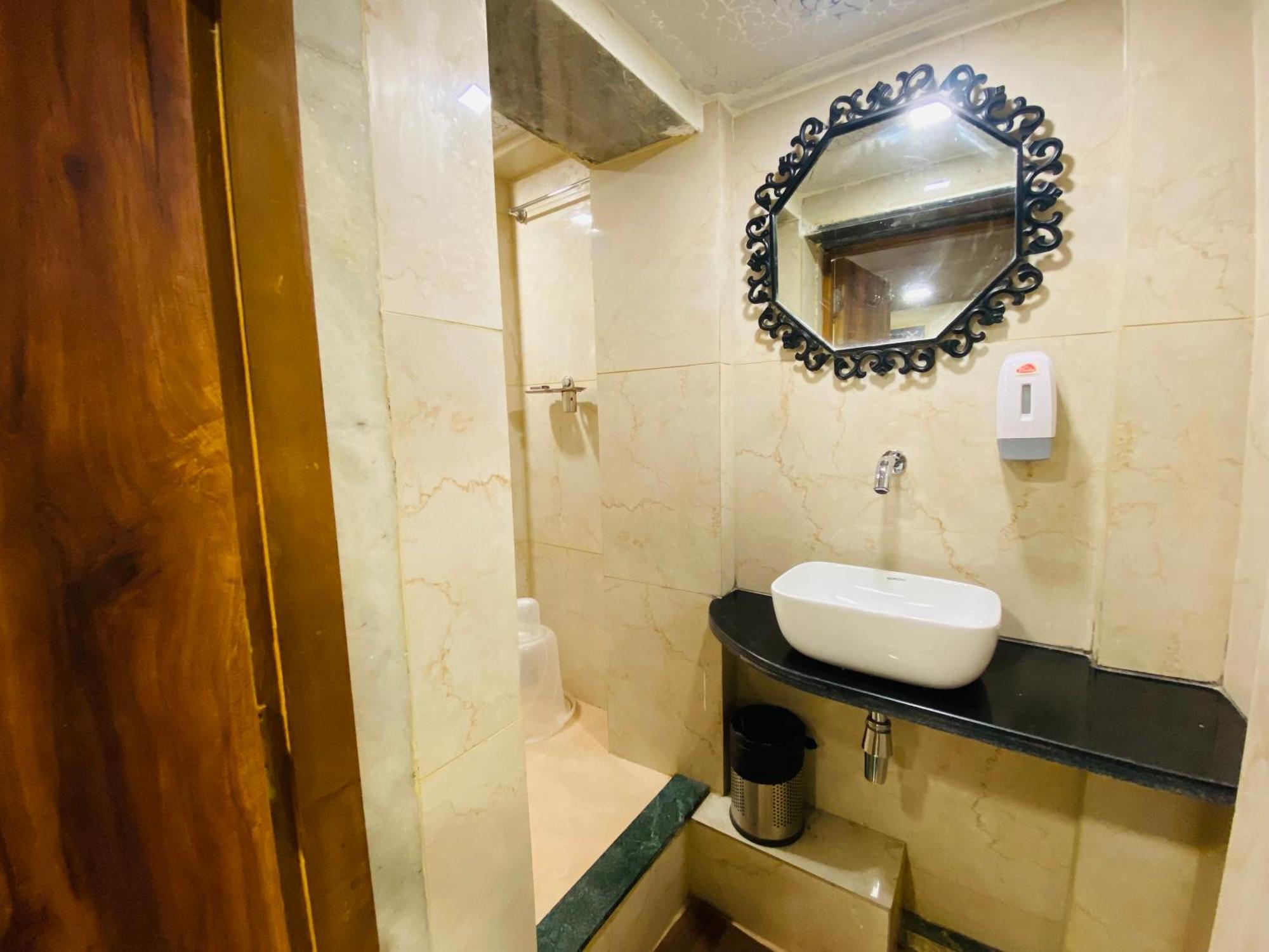 Avk-near Kokilaben Hospital & Versova Beach- With Kitchen