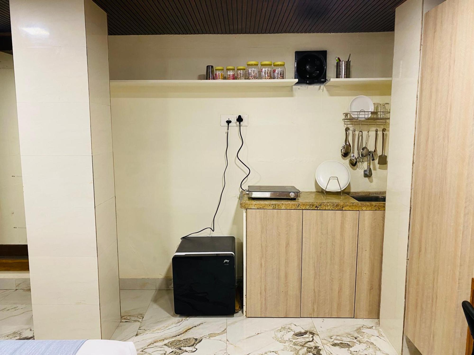 Hotel Avk-near Kokilaben Hospital & Versova Beach- With Kitchen 3*