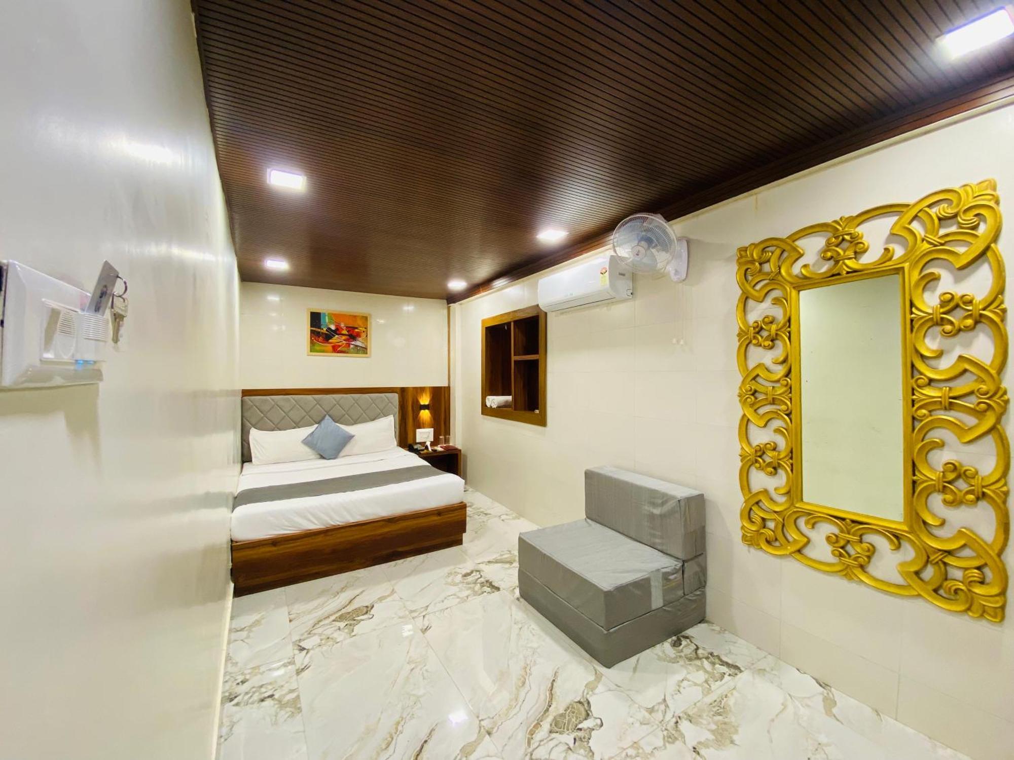 Avk-near Kokilaben Hospital & Versova Beach- With Kitchen Hotel