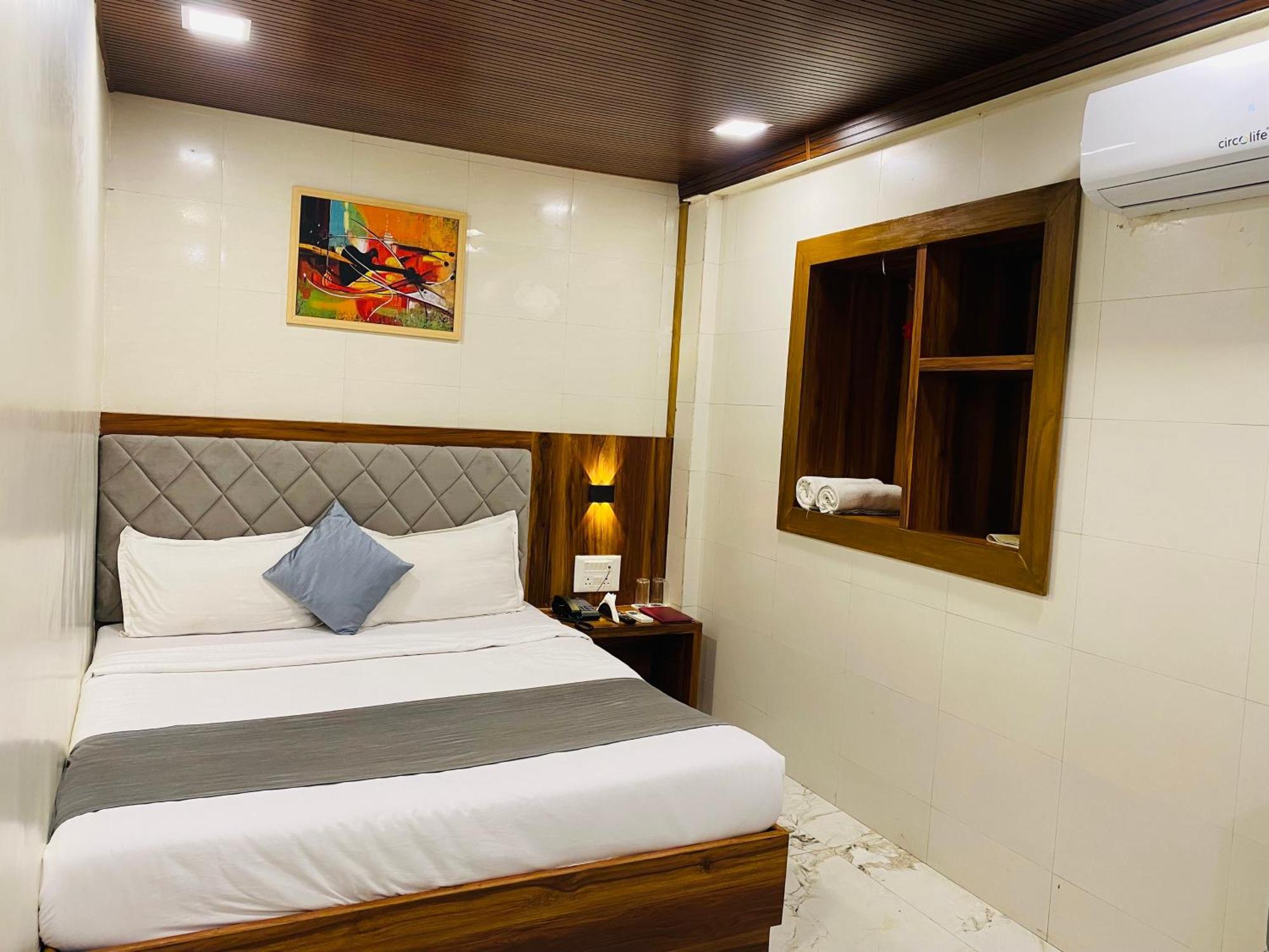 Hotel Avk-near Kokilaben Hospital & Versova Beach- With Kitchen