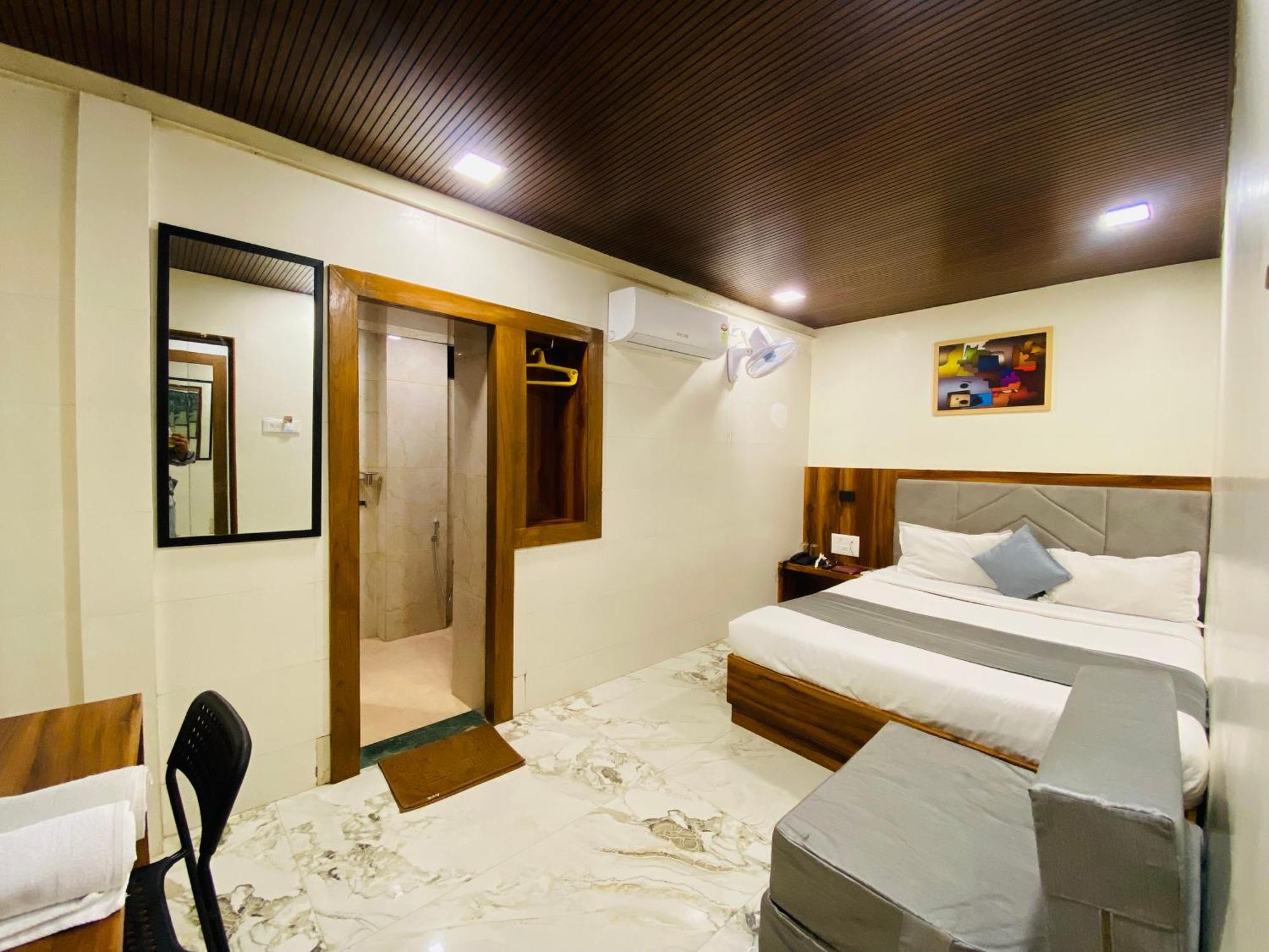 Avk-near Kokilaben Hospital & Versova Beach- With Kitchen 3*