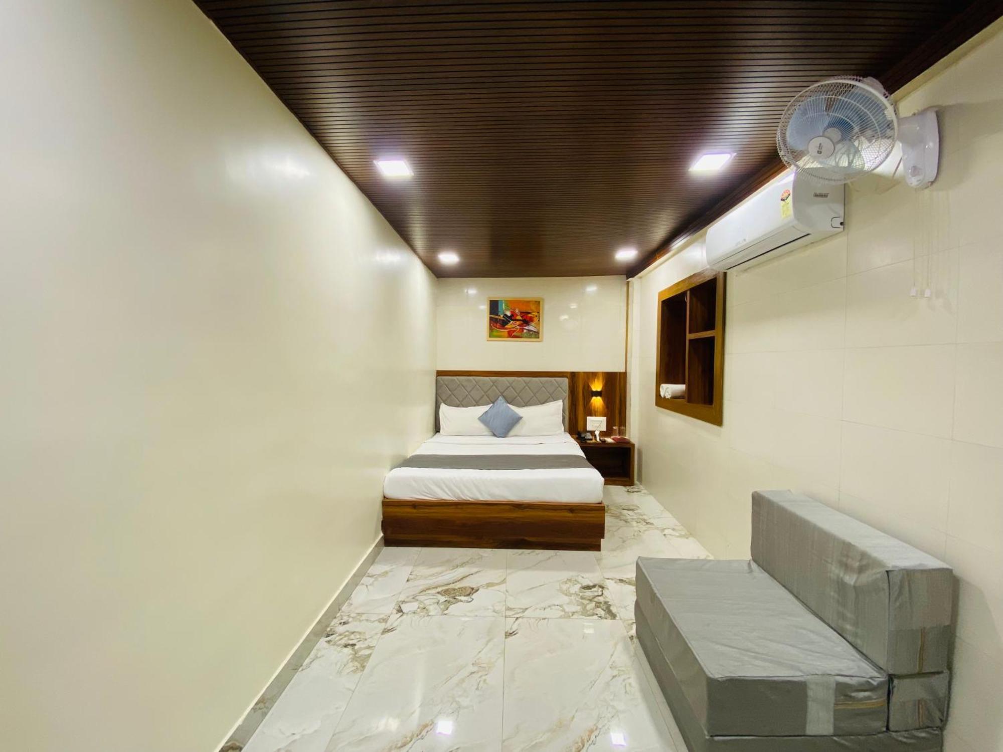 Avk-near Kokilaben Hospital & Versova Beach- With Kitchen 3*