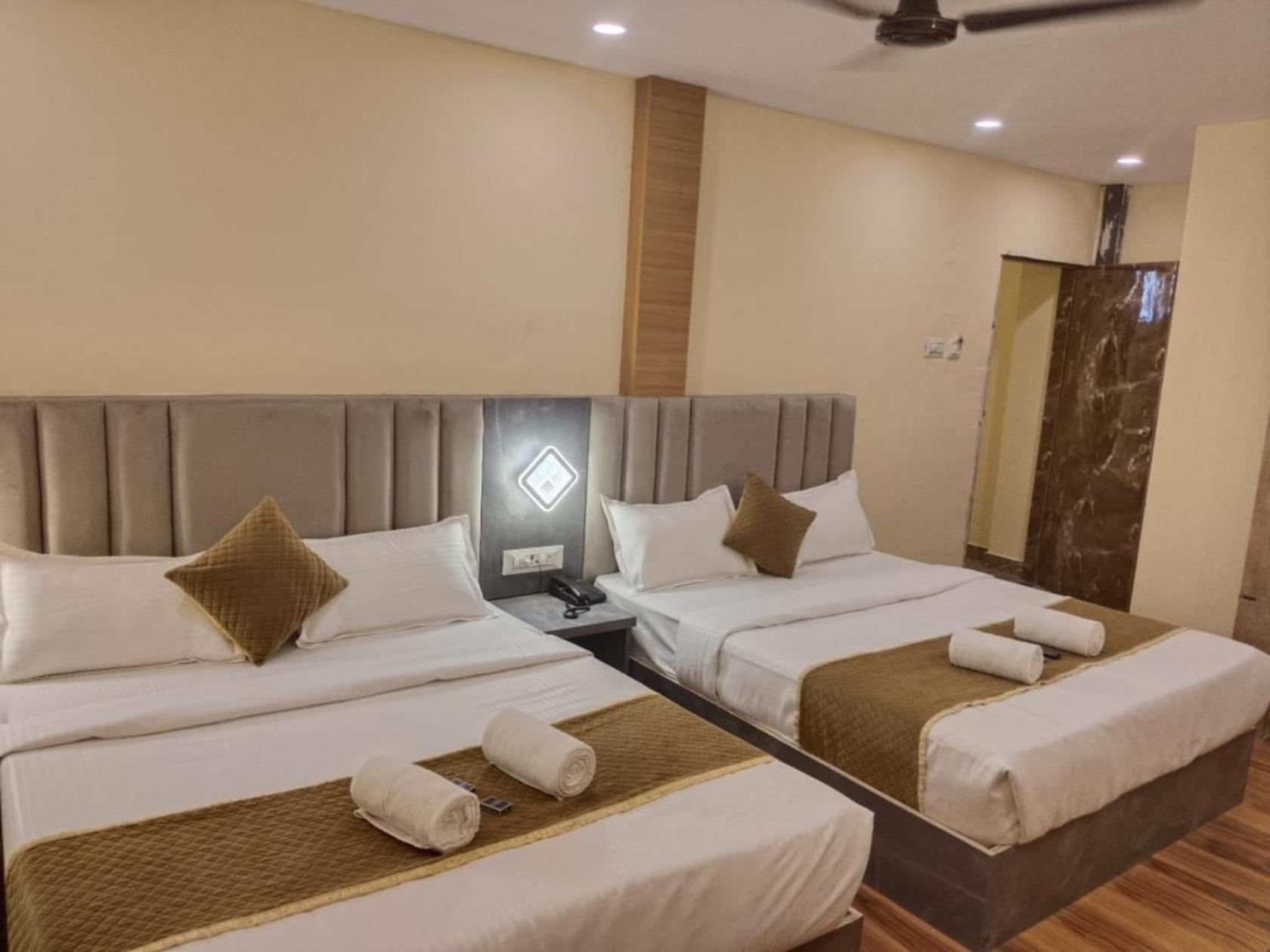 Crystal Castle Goregaon West Link Road, Hotel Mumbai