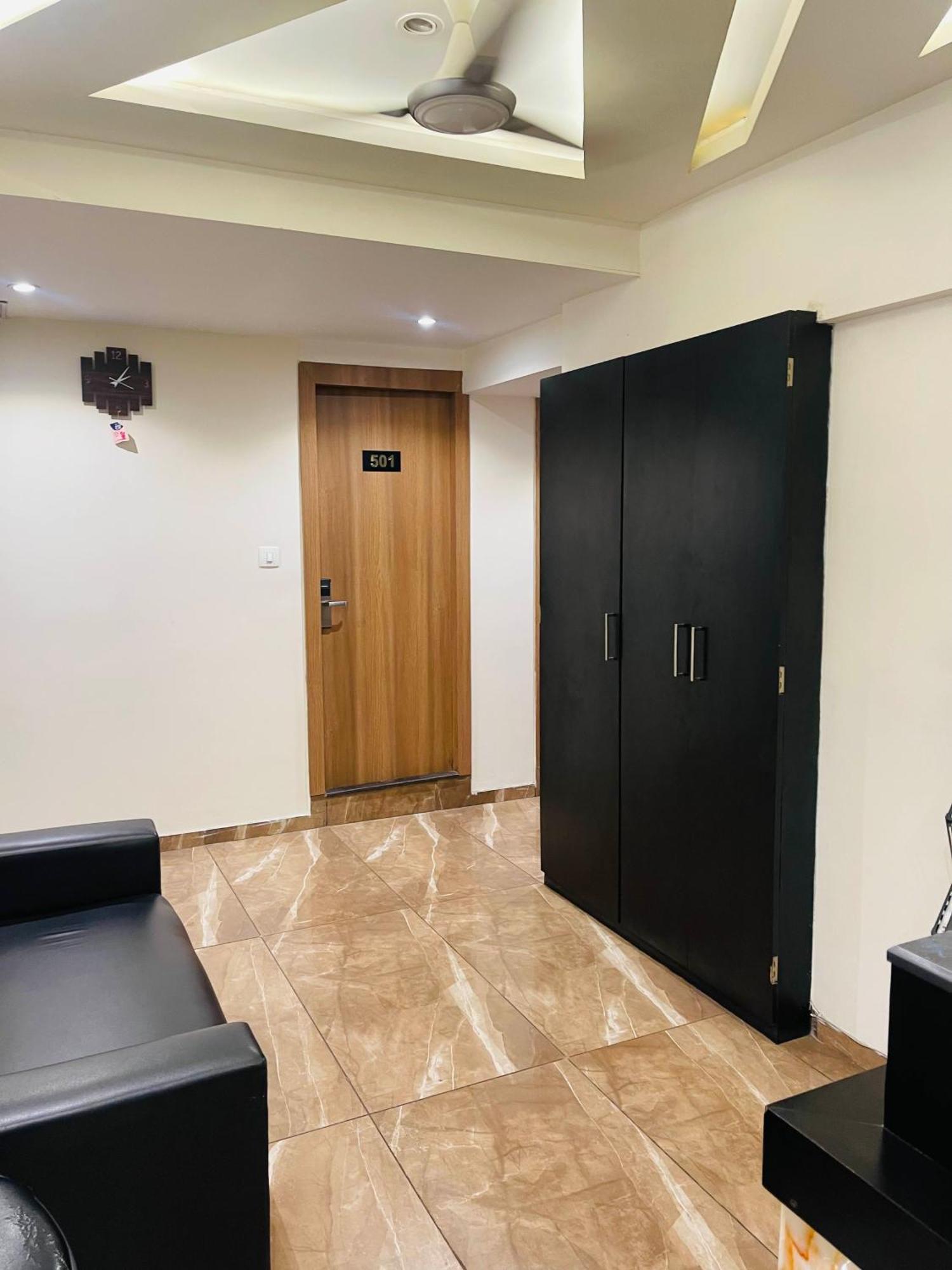 Hotel Black Burn 3*