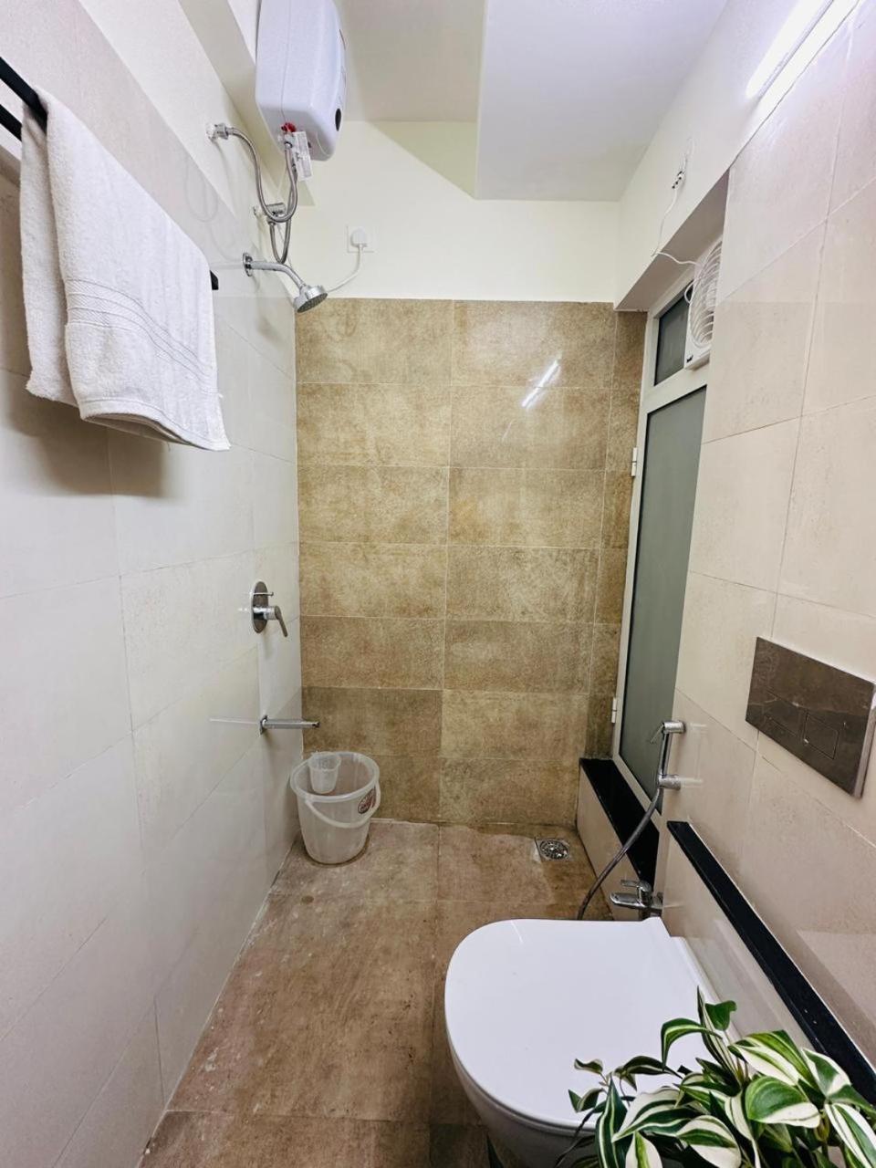 Apartment 1br Service Aprt In Malad Mumbai