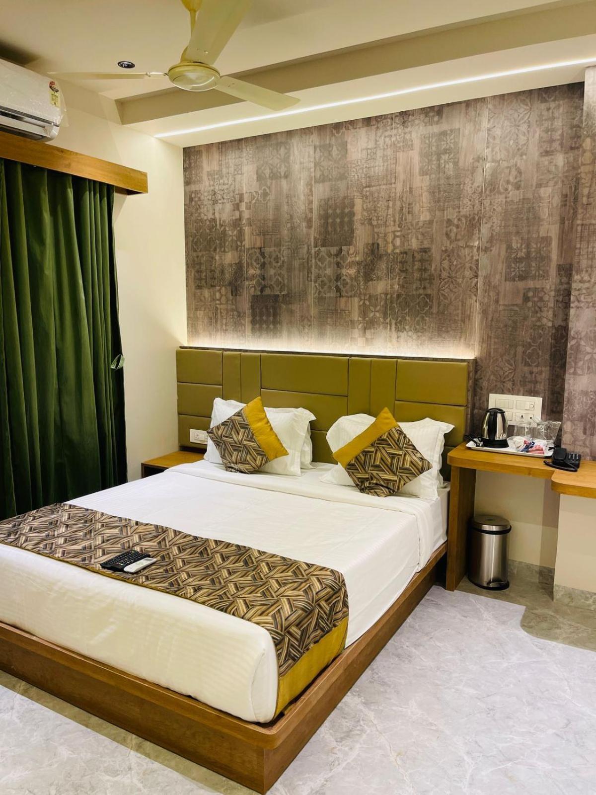 Hotel Double Crown Airport T2 Mumbai
