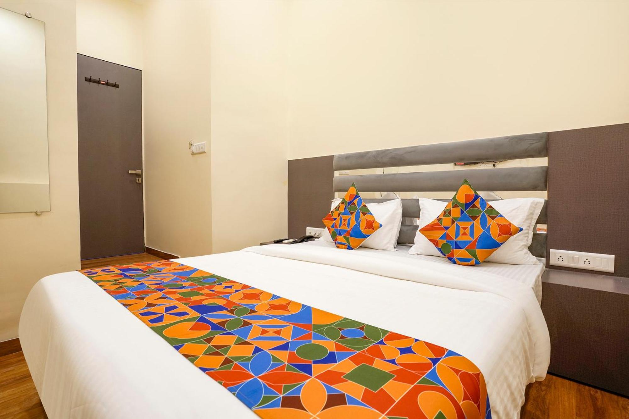 Fabhotel Freedom International - Nr International Airport Bombaim