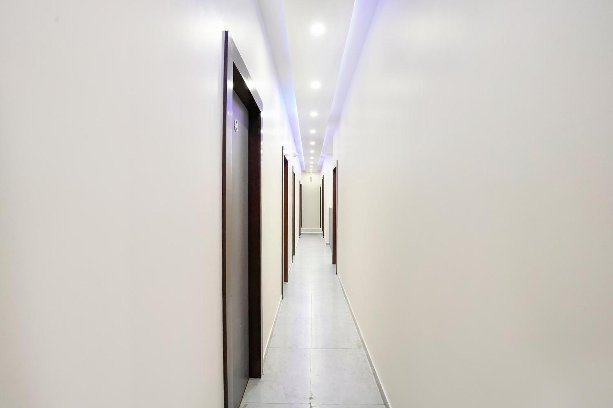 Fabhotel Freedom International - Nr International Airport