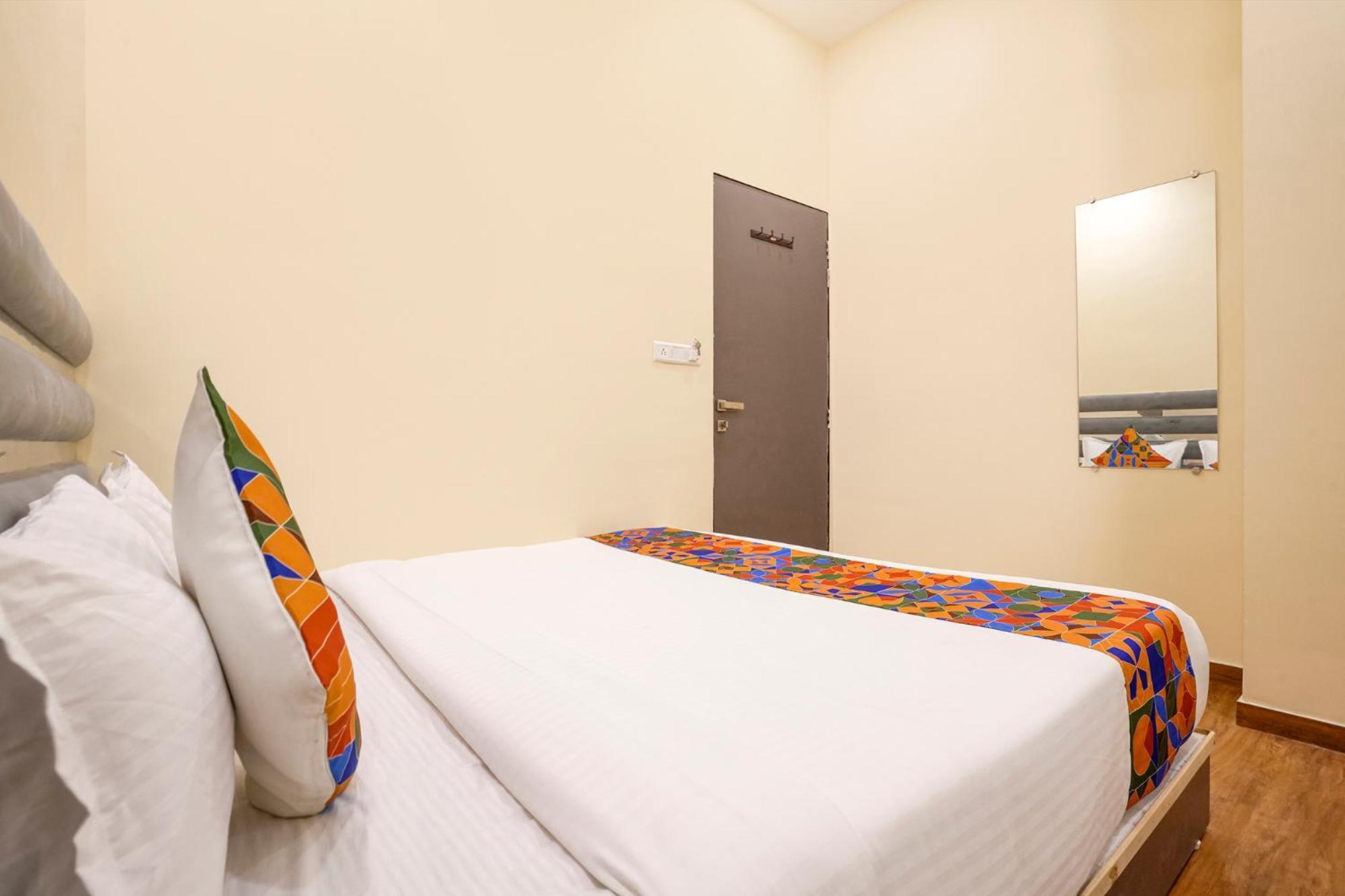 Fabhotel Freedom International - Nr International Airport Bombaim
