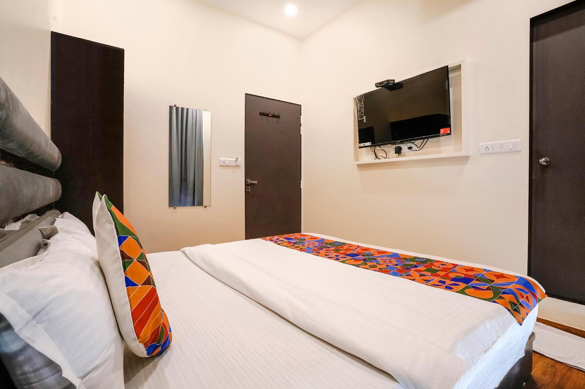 Fabhotel Freedom International - Nr International Airport