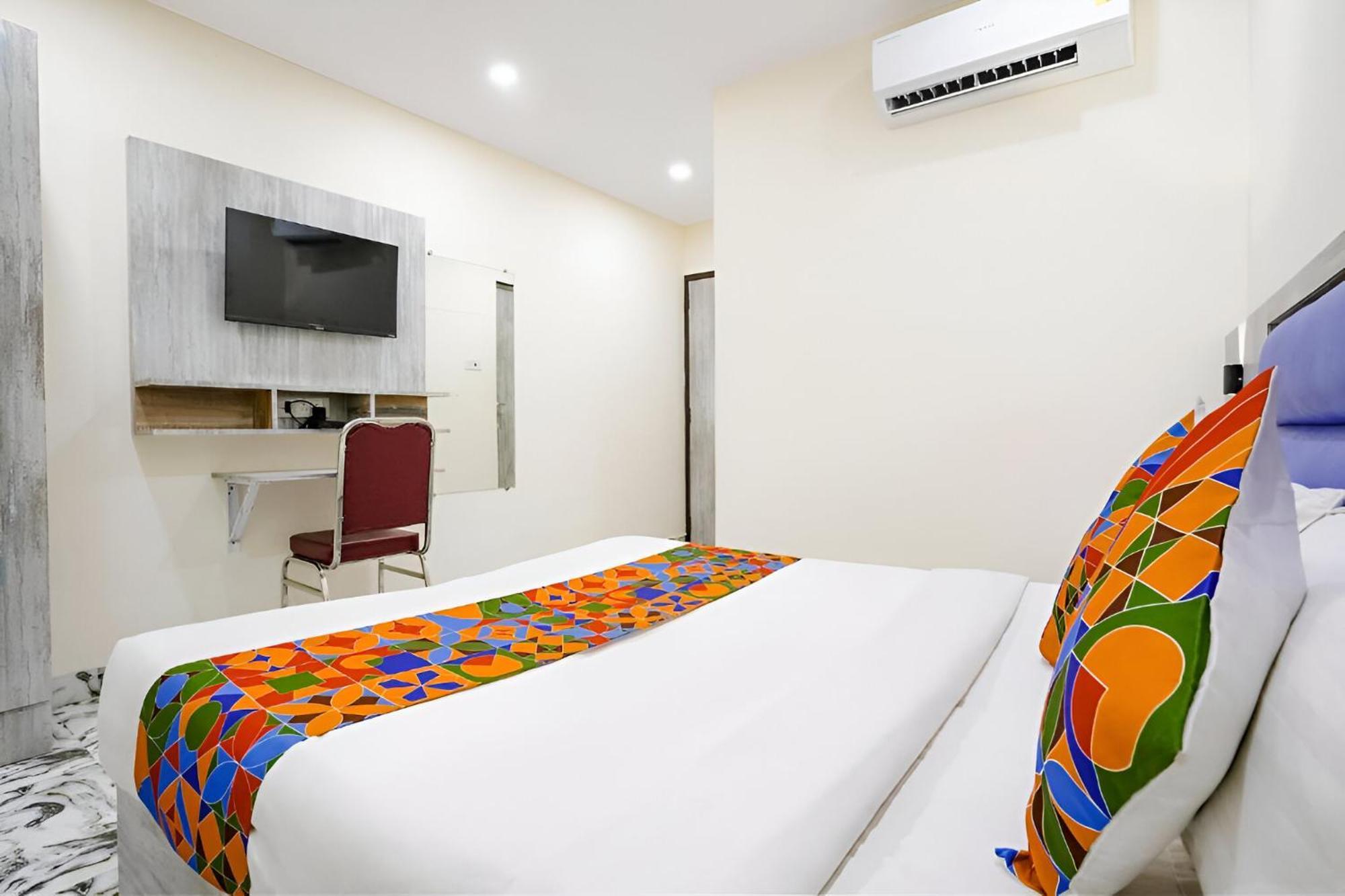 Glitz Good Luck Residency - Nr Exhibition Centre Hotel