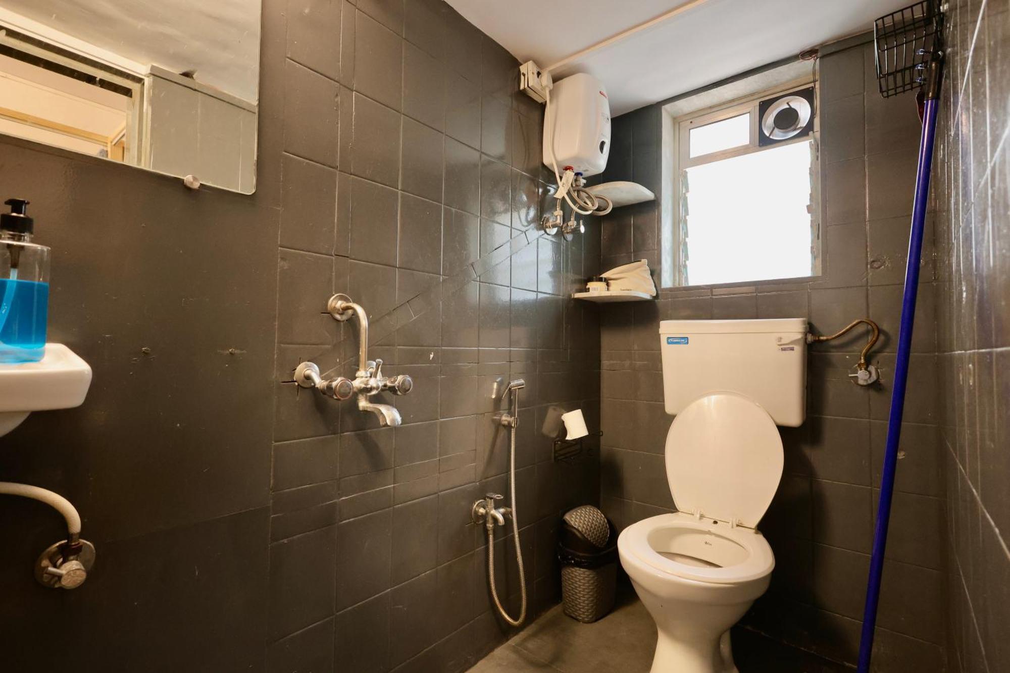 Locomo Mini - 9 Mins From Airport Hostel *