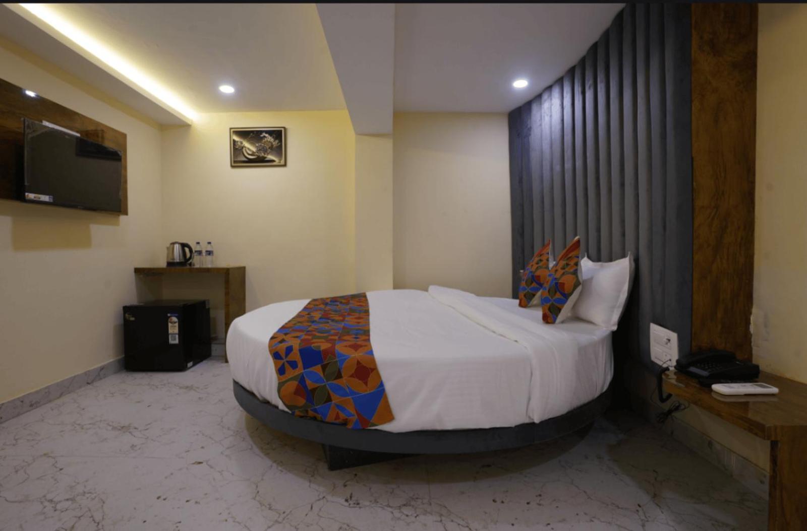 Crystal Goregaon West Hotel 4*