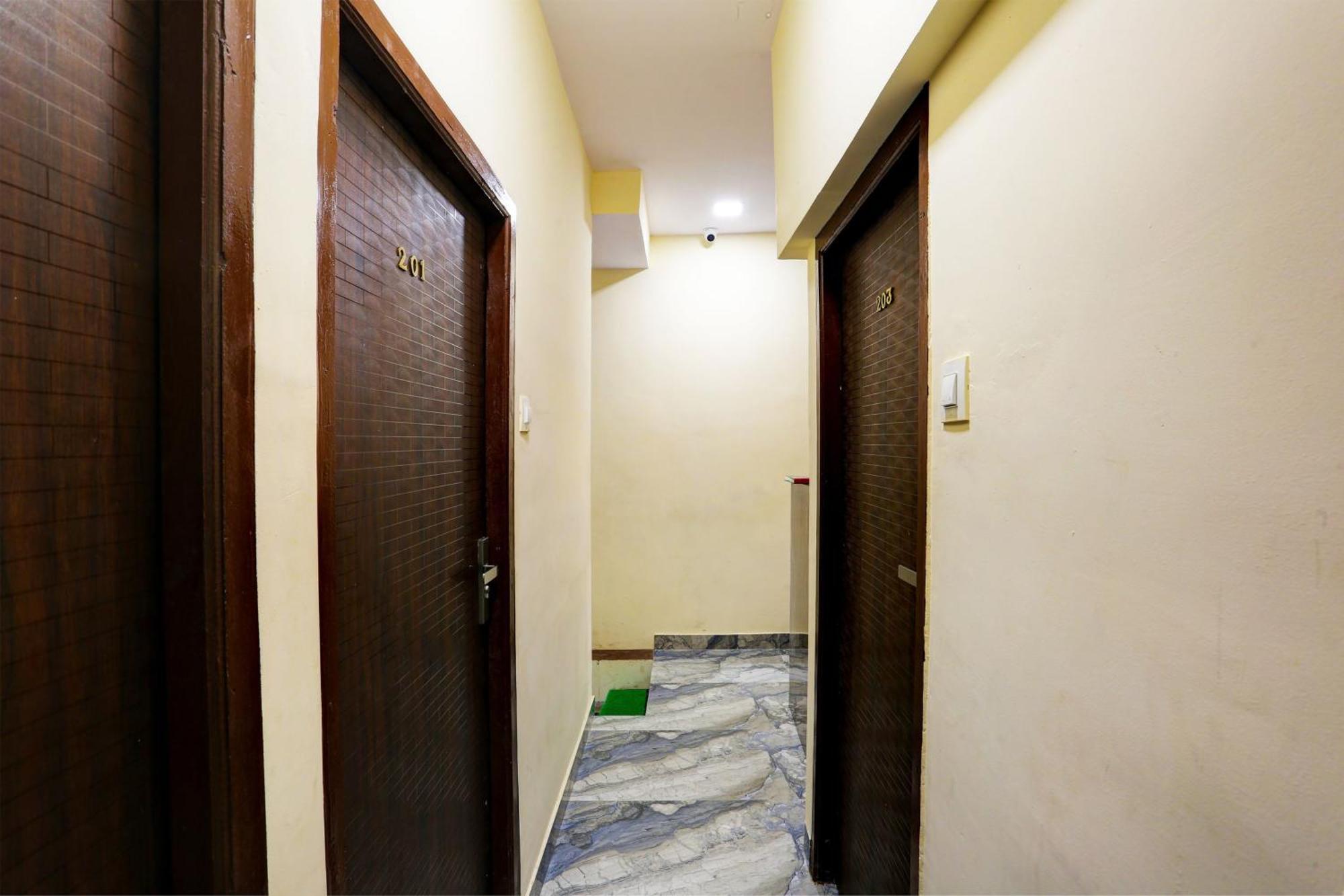 Collection O Goregaon West Hotel