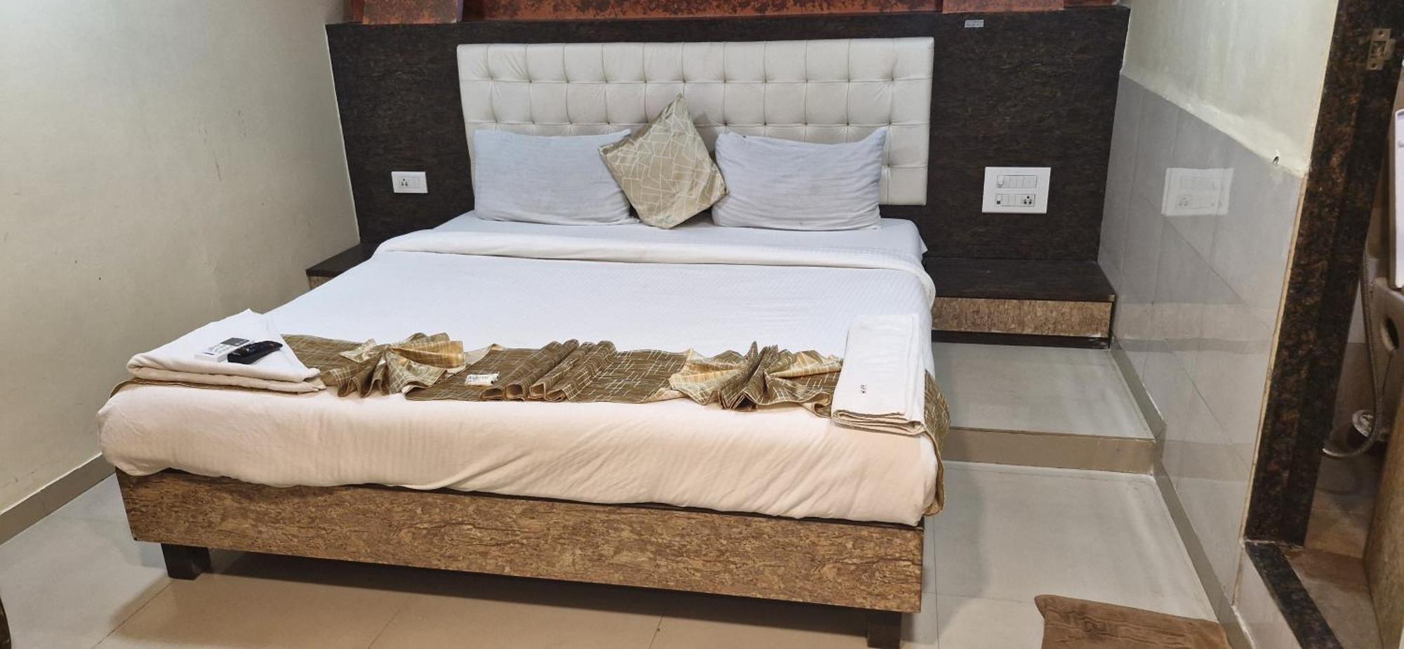 Hotel Crystal Park Near Nesco Exhibition Center *