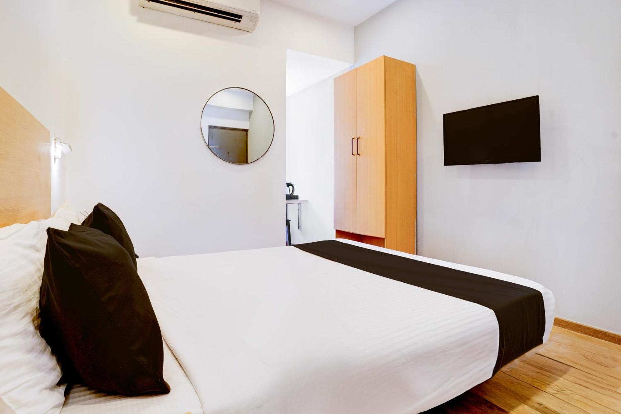 Hotel Super Townhouse Khar The Habitat