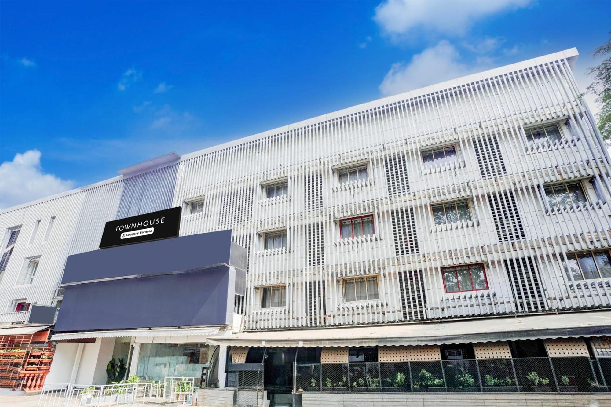 Super Townhouse Khar The Habitat Hotel