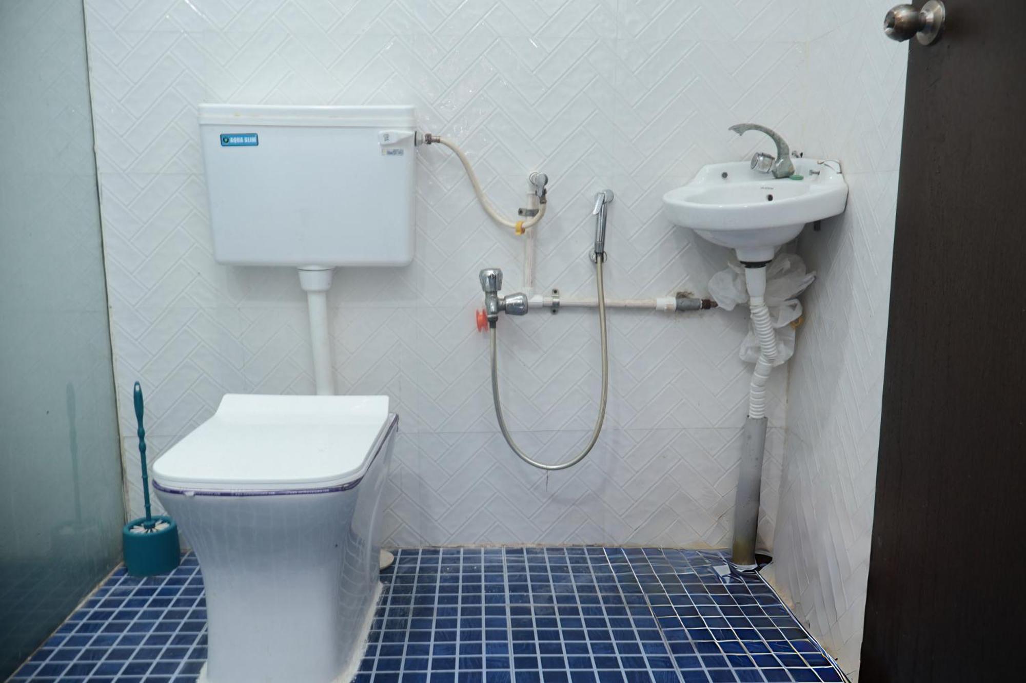 Sam's Outhouse Guest house *