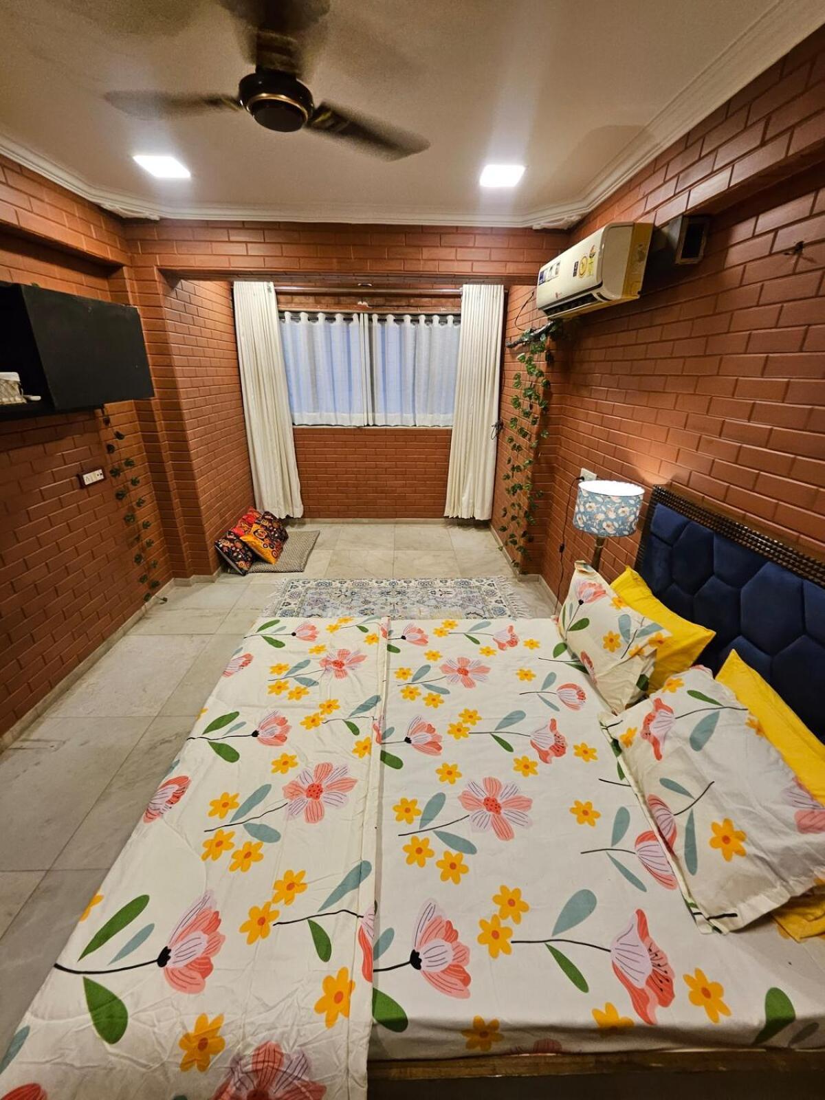 Brick Maison 1bhk With Free Parking, Juhu Bandra Mumbai