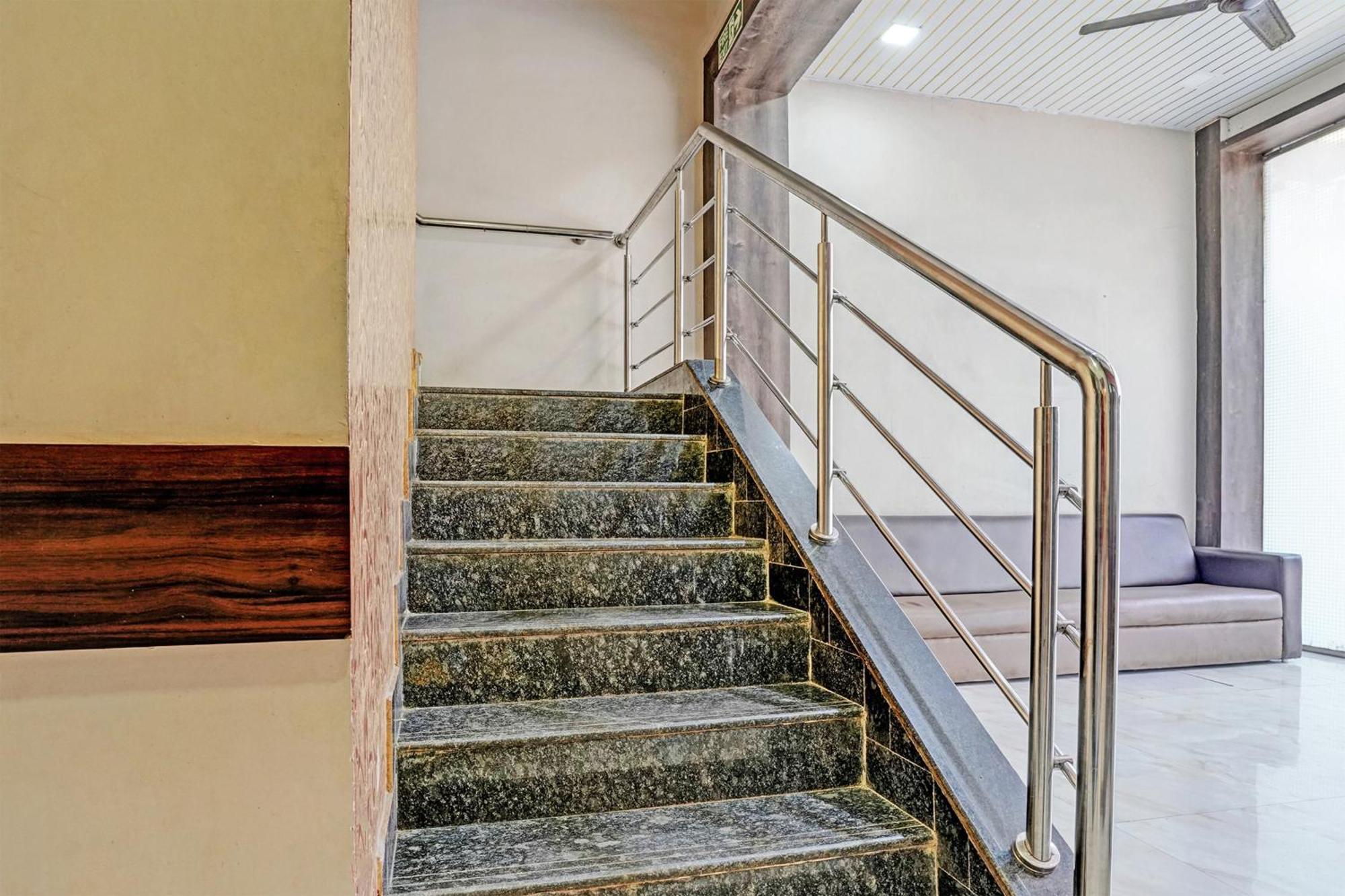 Oyo Blue Sapphire Residency Near Chhatrapati Shivaji International Airport Hotel