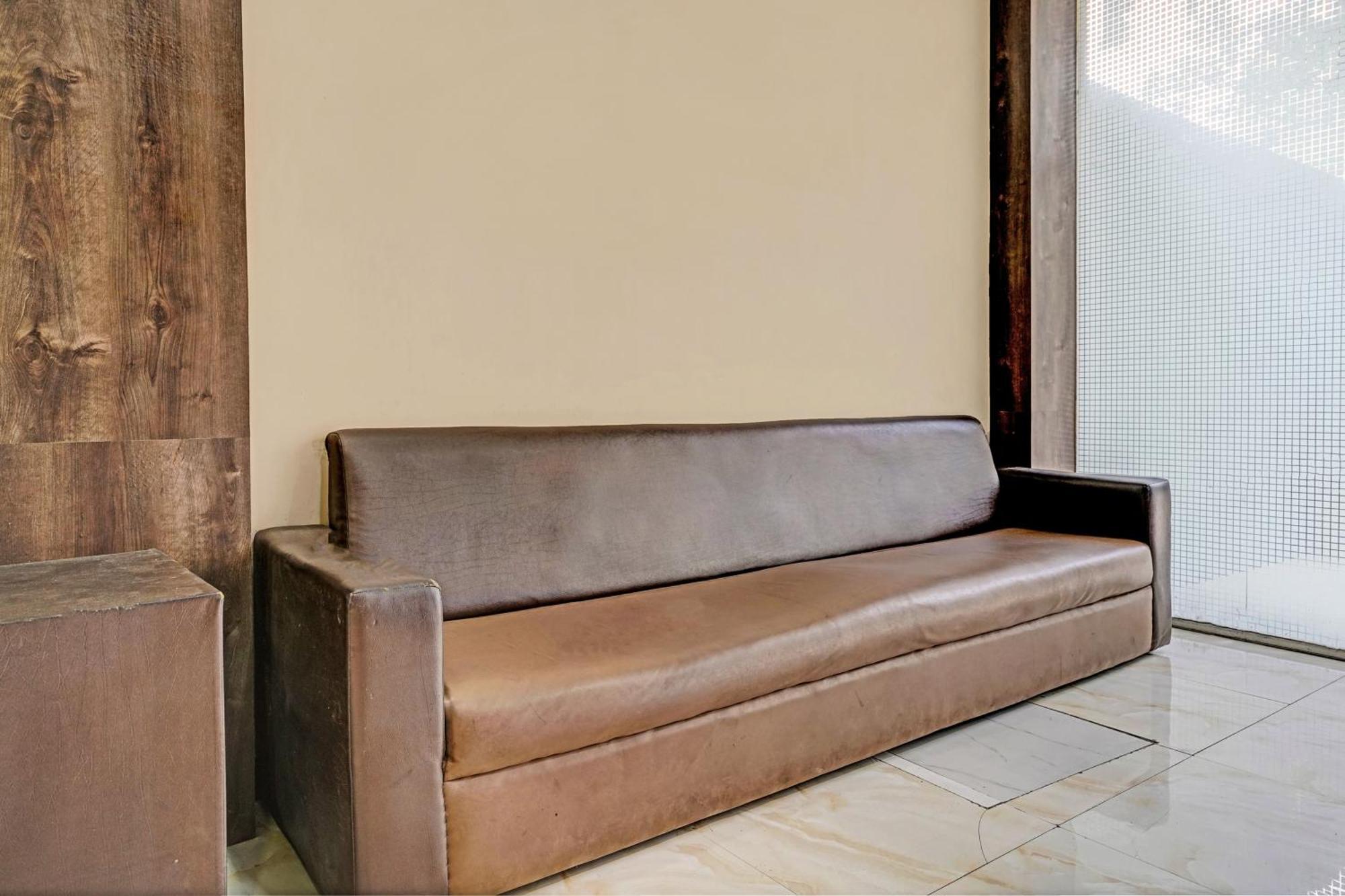 Hotel Oyo Blue Sapphire Residency Near Chhatrapati Shivaji International Airport
