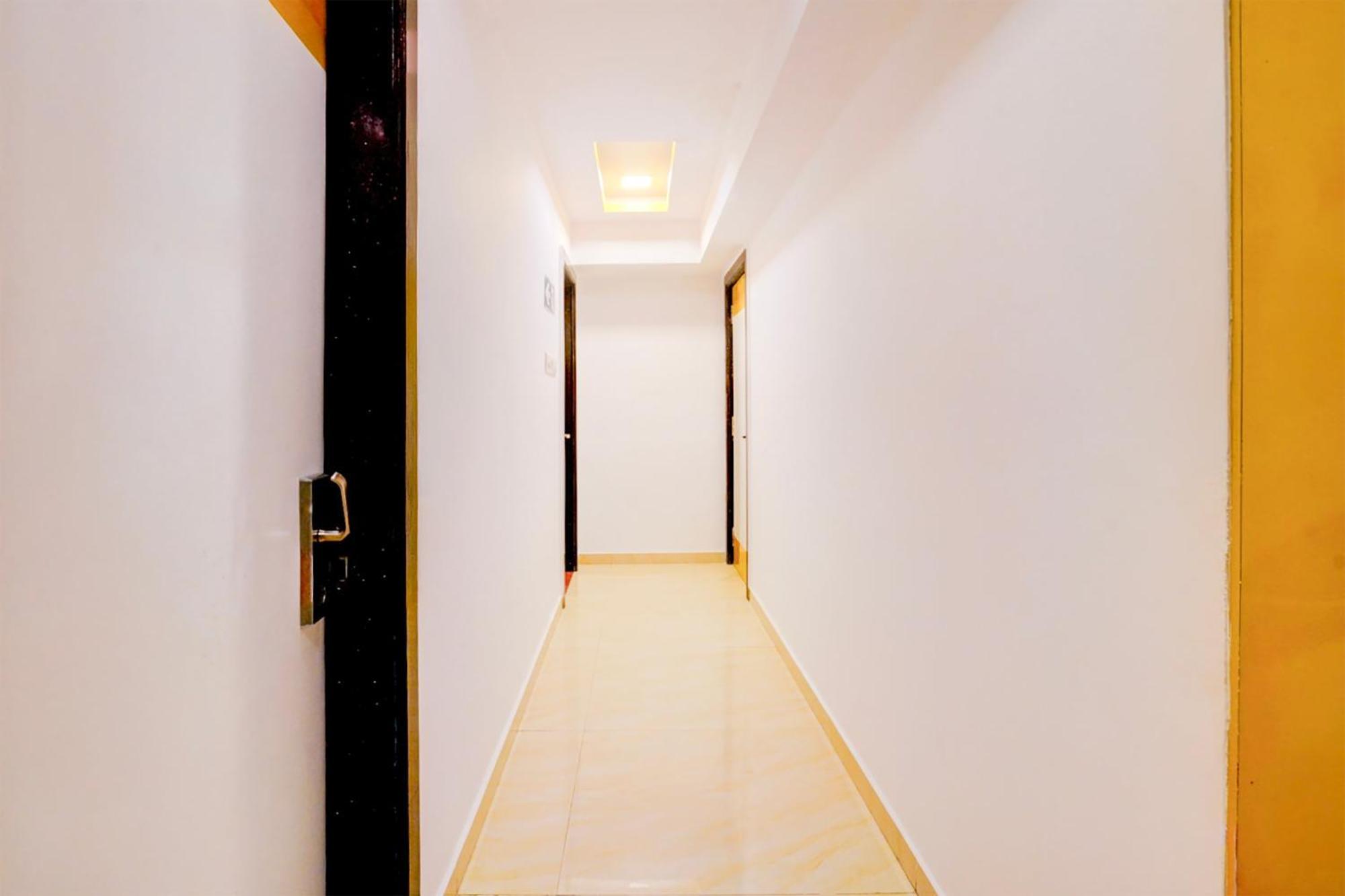 Hotel Super Collection O Andheri West Near Kokilaben Hospital 3*