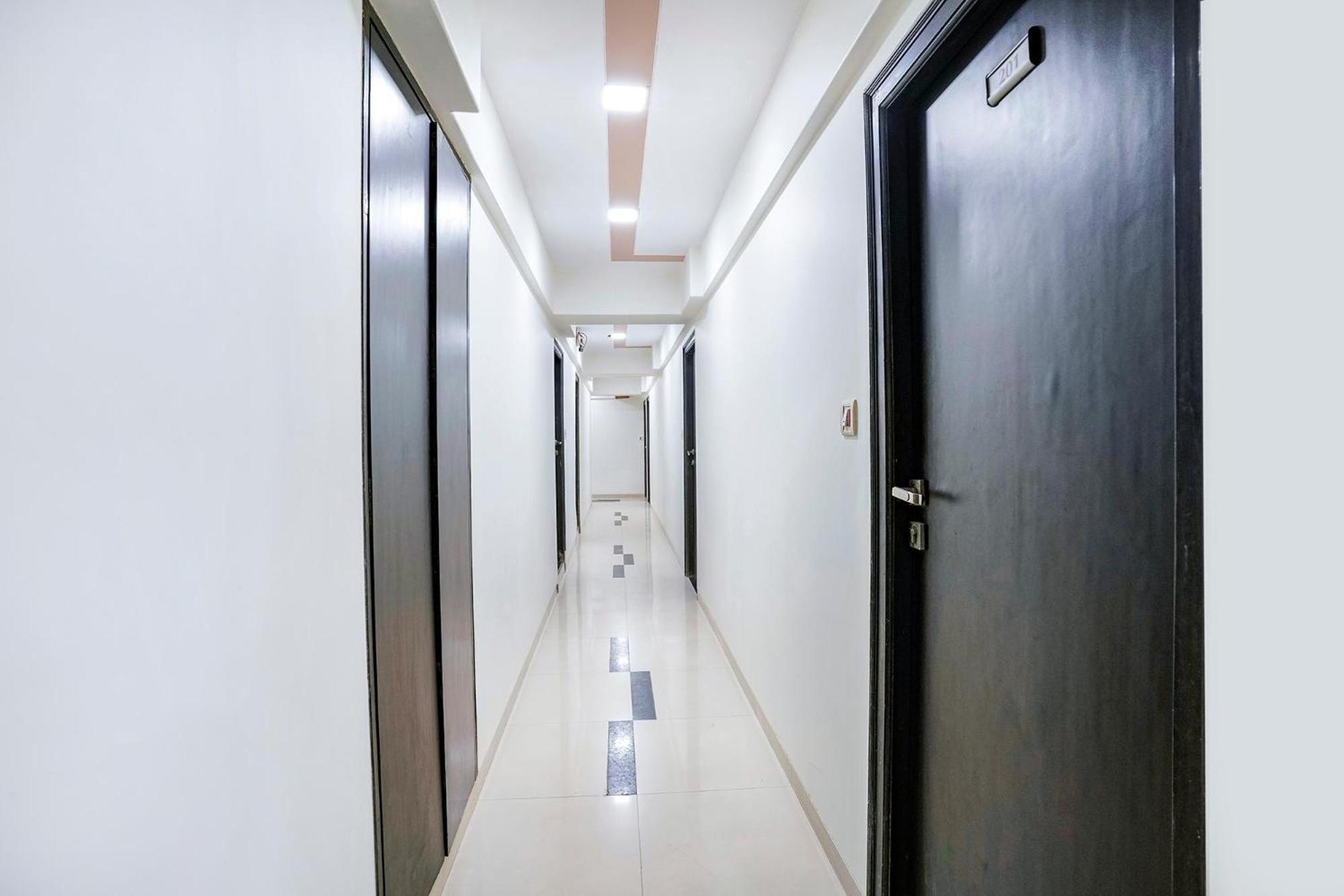 Hotel Fabhotel Kamran Residency