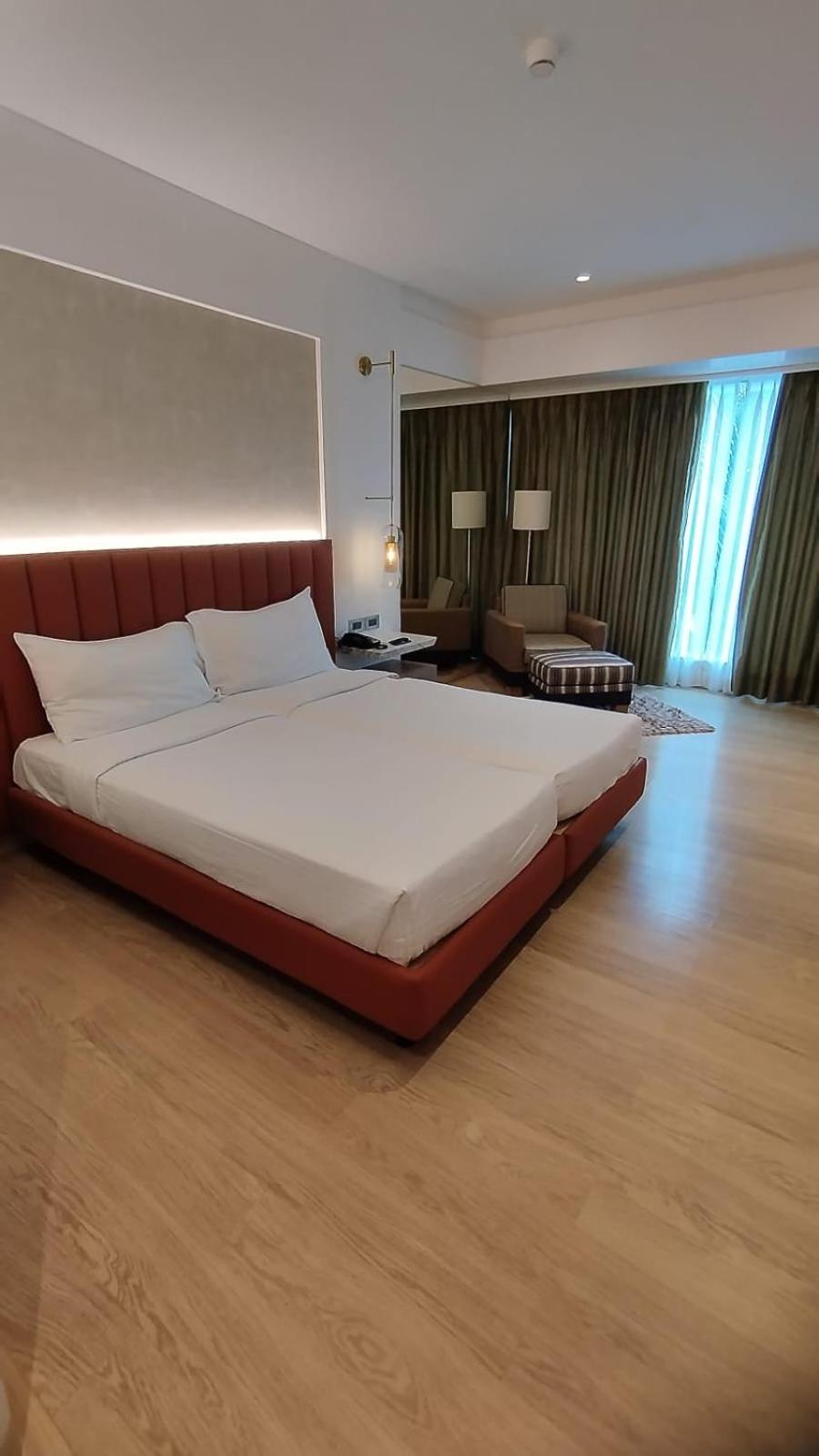 Mirage Hotel, International Airport 4*