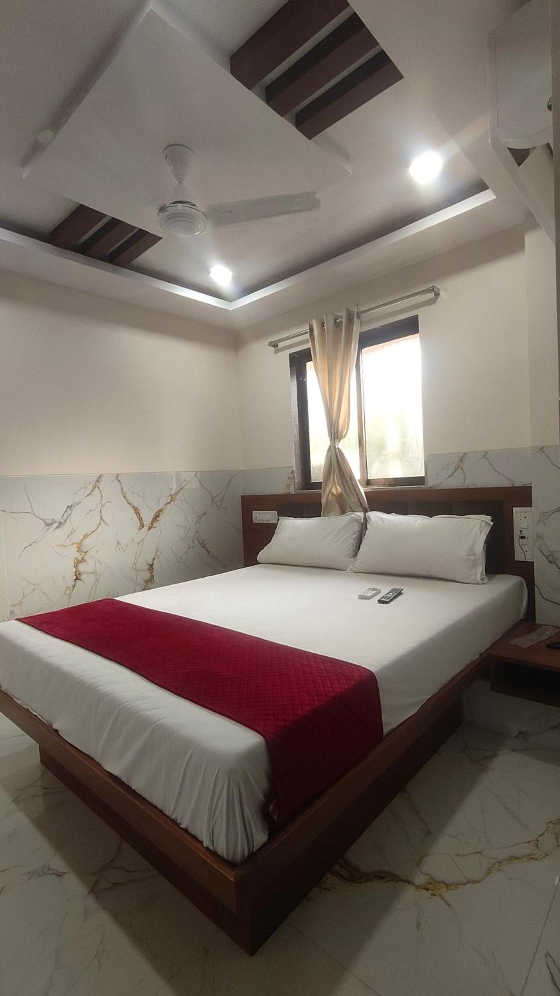 Samrat Palace 2 Goregaon West 3*