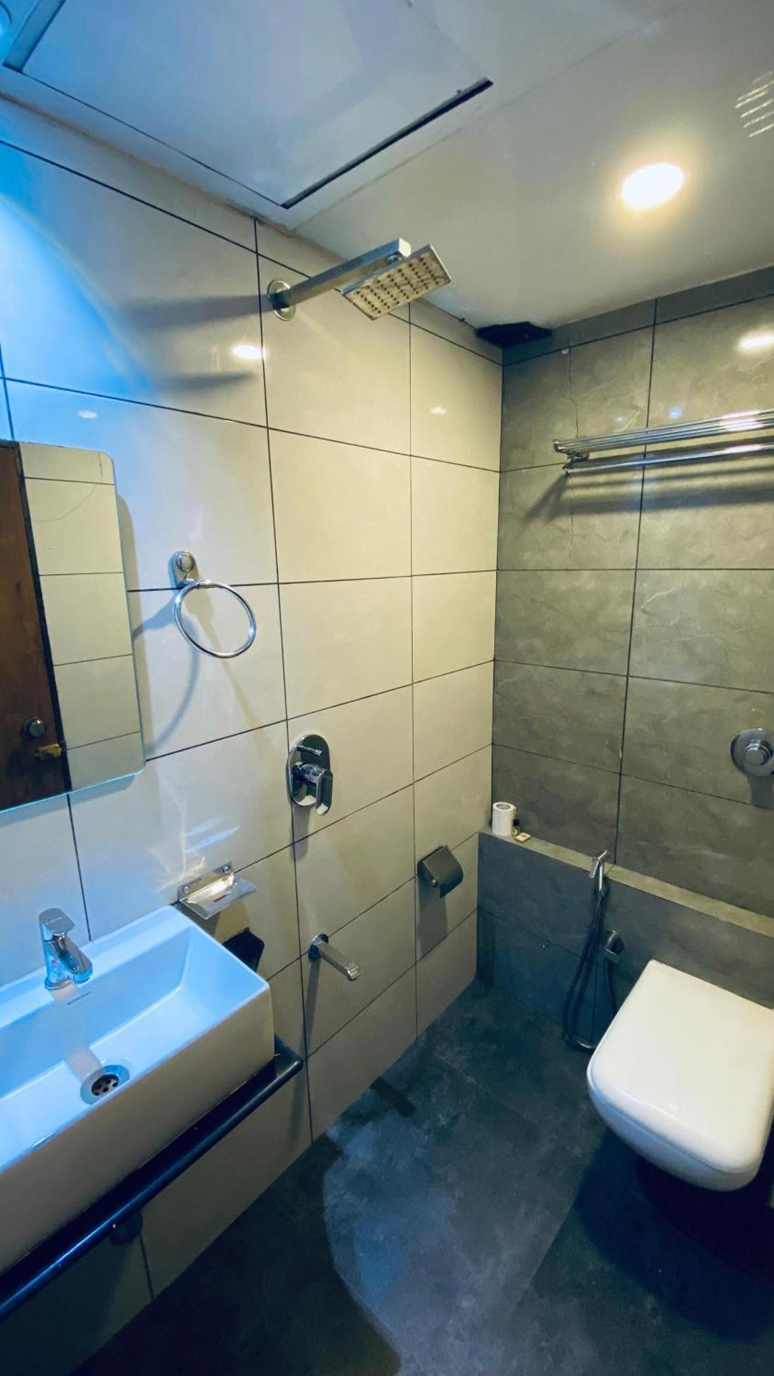 Palm Breeze - Colaba 3*