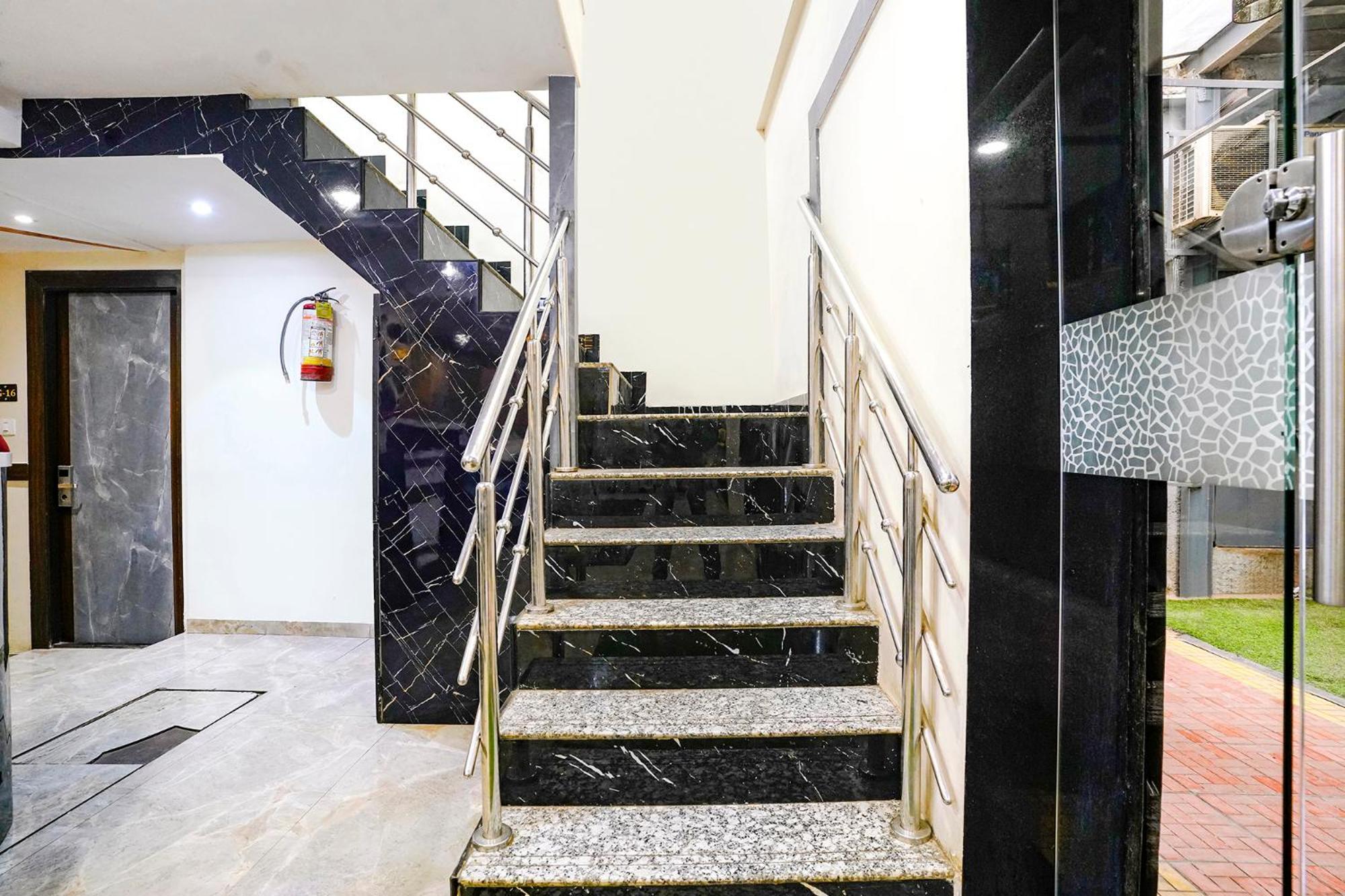 Fabhotel Bkc Anex 2*