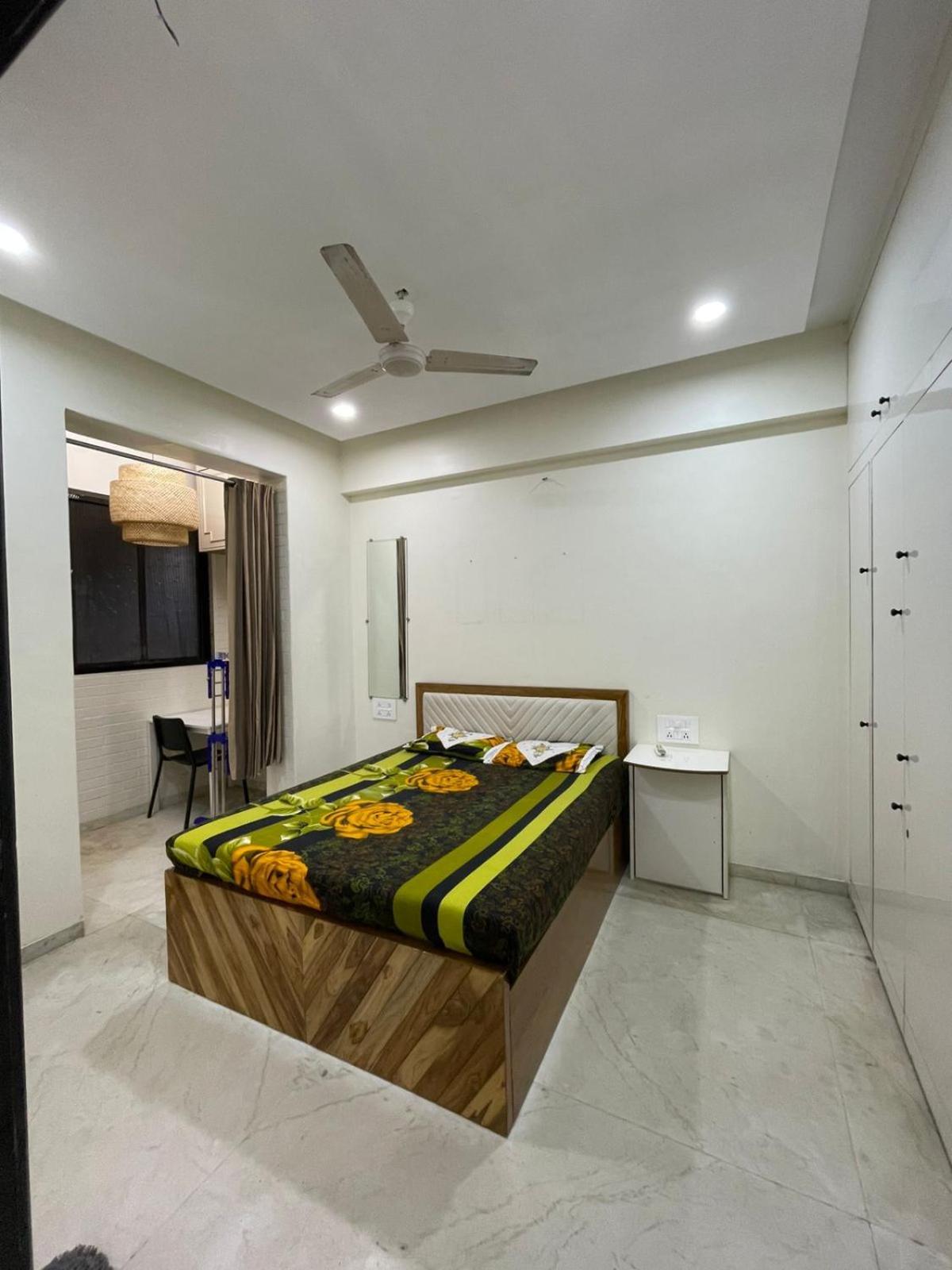 Apartment Cozy 1 Bhk Prime Location On Linking Road, Bandra *