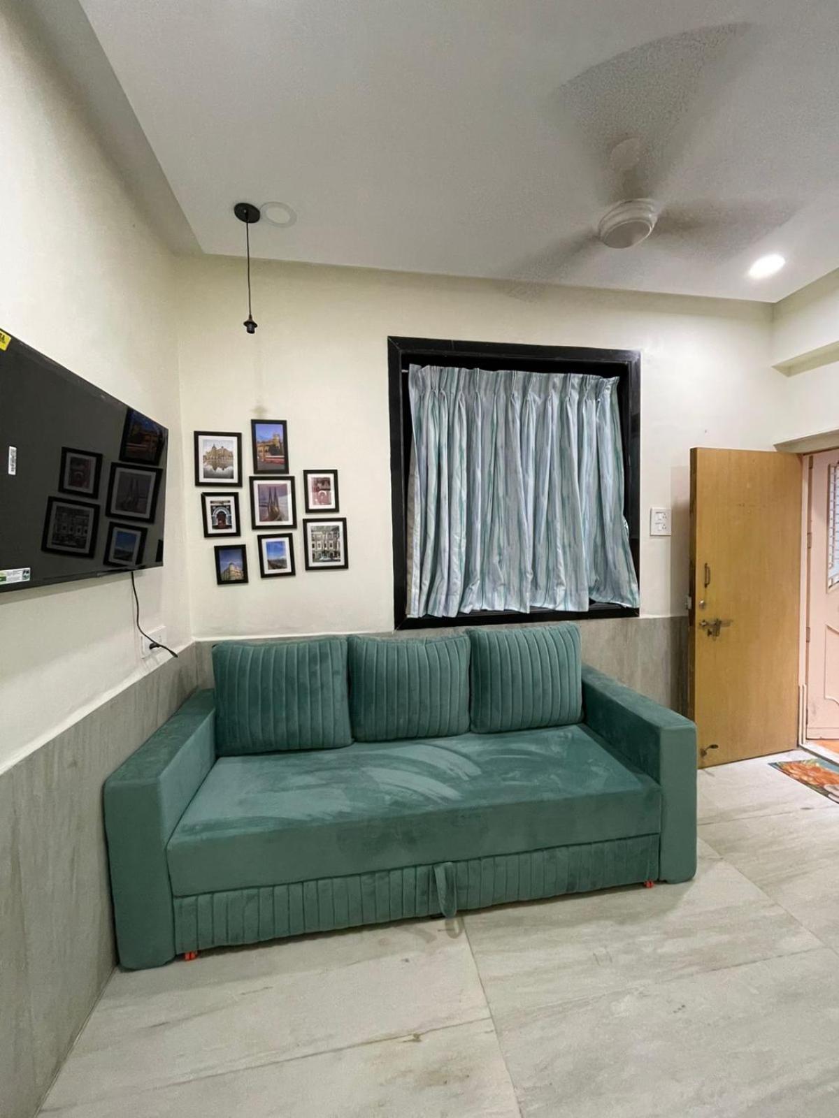 Cozy 1 Bhk Prime Location On Linking Road, Bandra * Mumbai