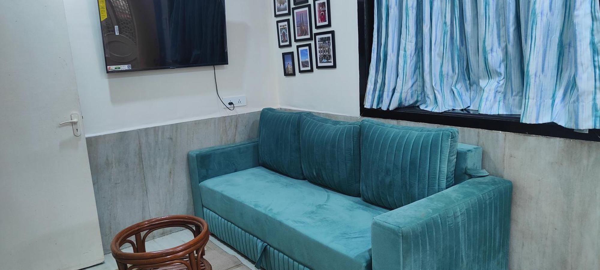 Cozy 1 Bhk Prime Location On Linking Road, Bandra *