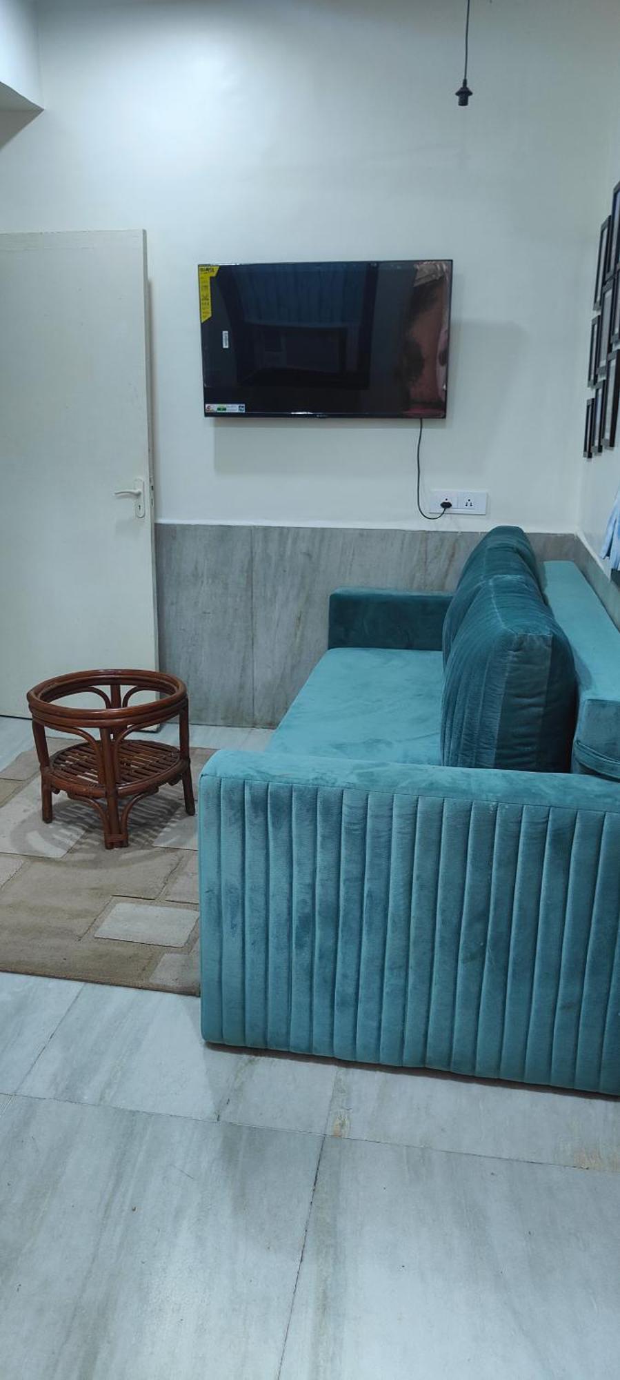 Cozy 1 Bhk Prime Location On Linking Road, Bandra Apartment *