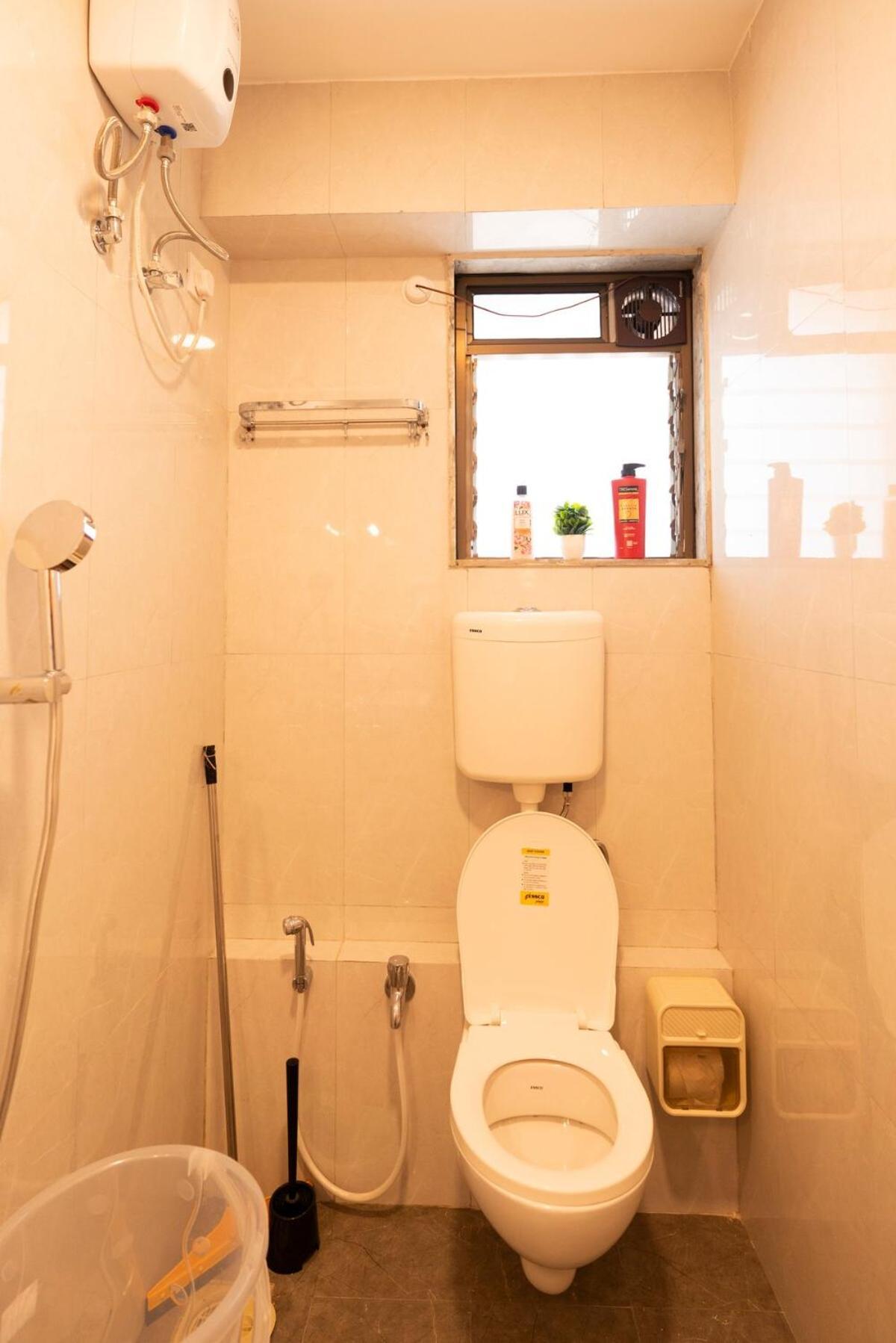 Breezy, Bright, Upper Floor 2bhk Nr Bkc & Airport Apartment *