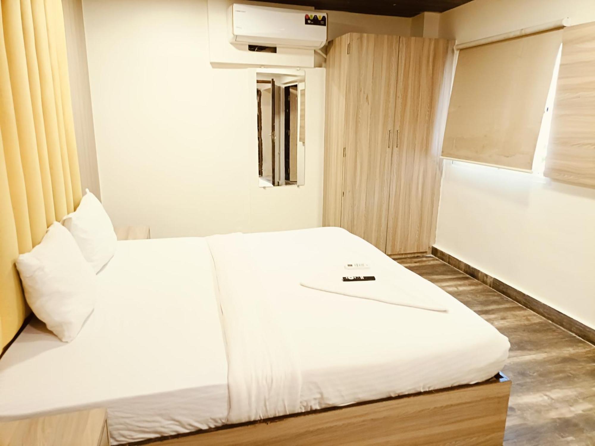 Glitz Priceless-lokhandwala