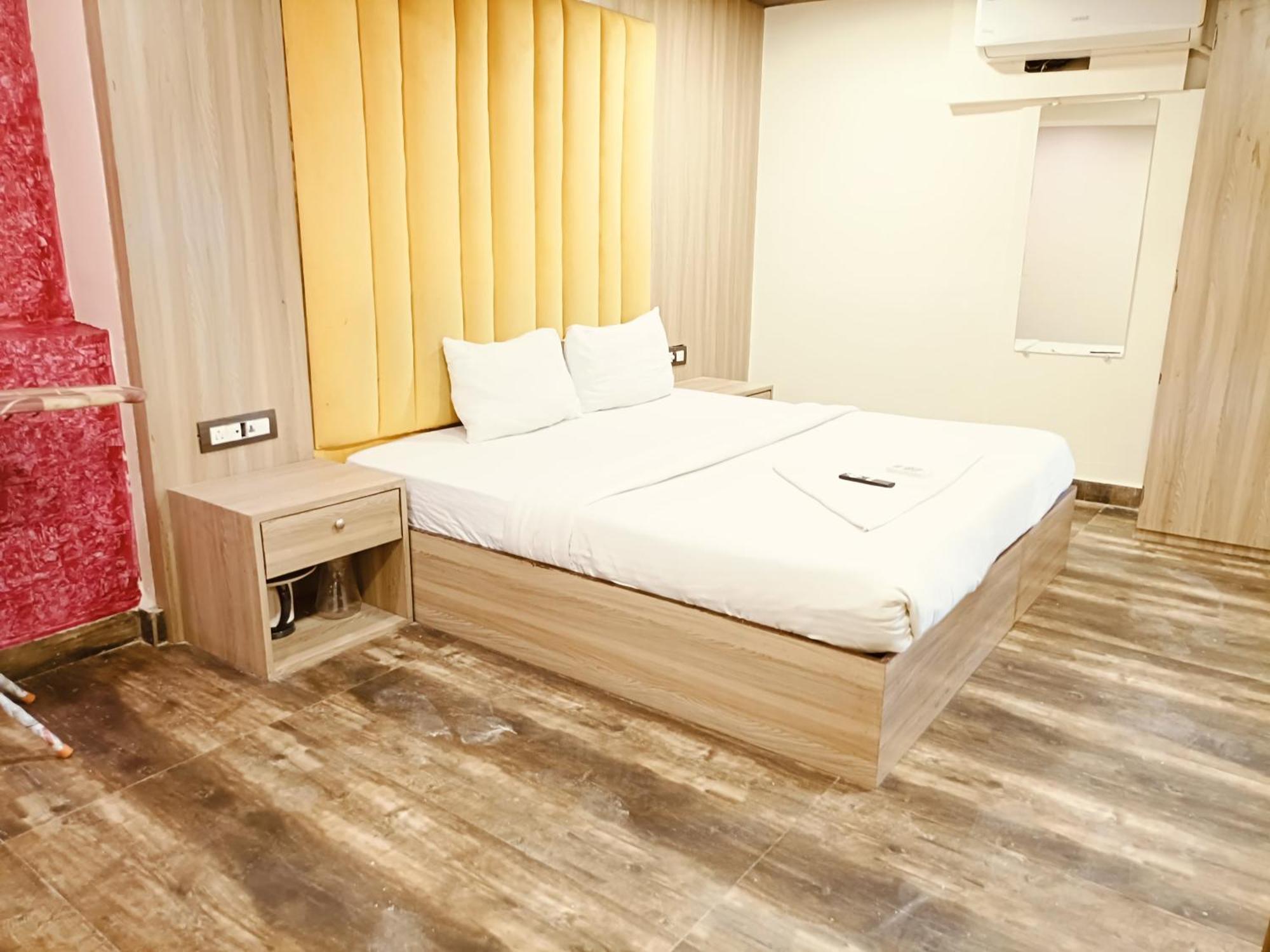 Glitz Priceless-lokhandwala Hotel Mumbai