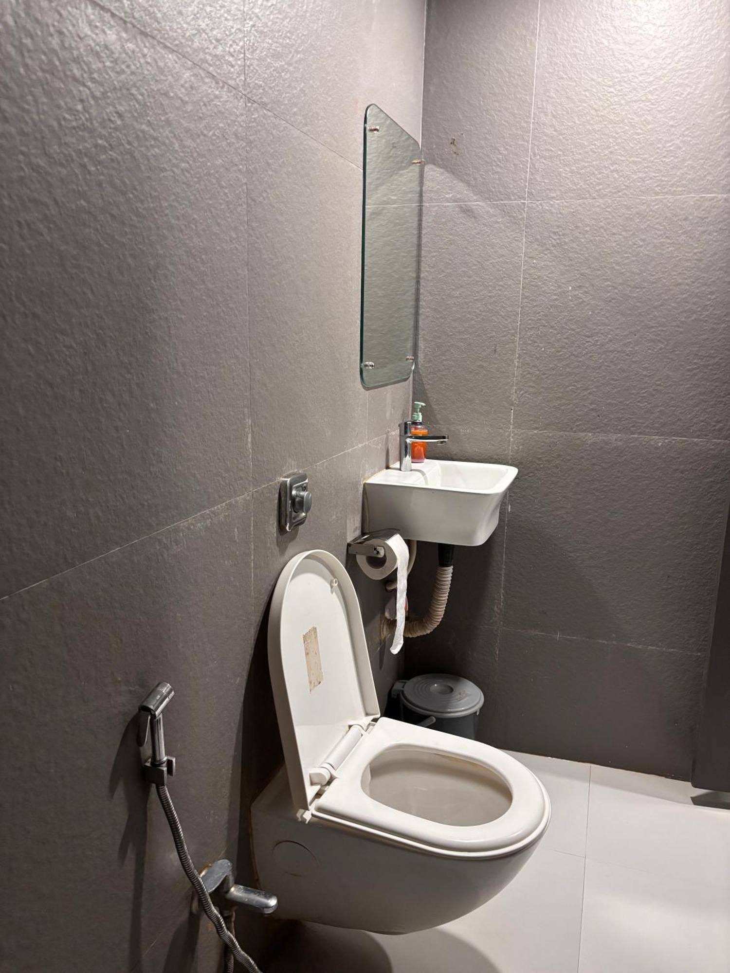 Ostelo Airport Hostel *