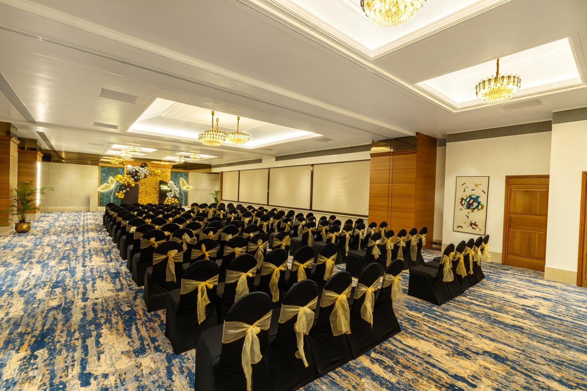 Hotel Kohinoor Continental, Airport