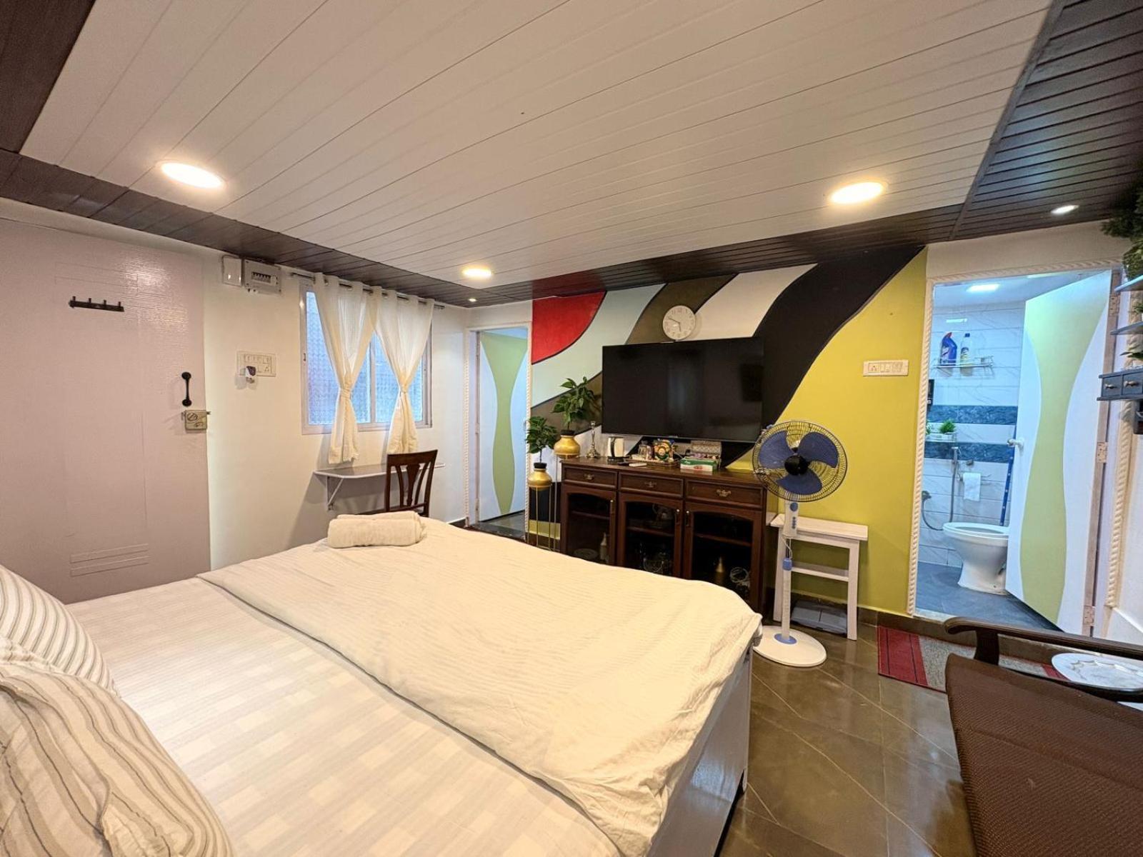 Independent 25 Corner House Bandra West Apartment *