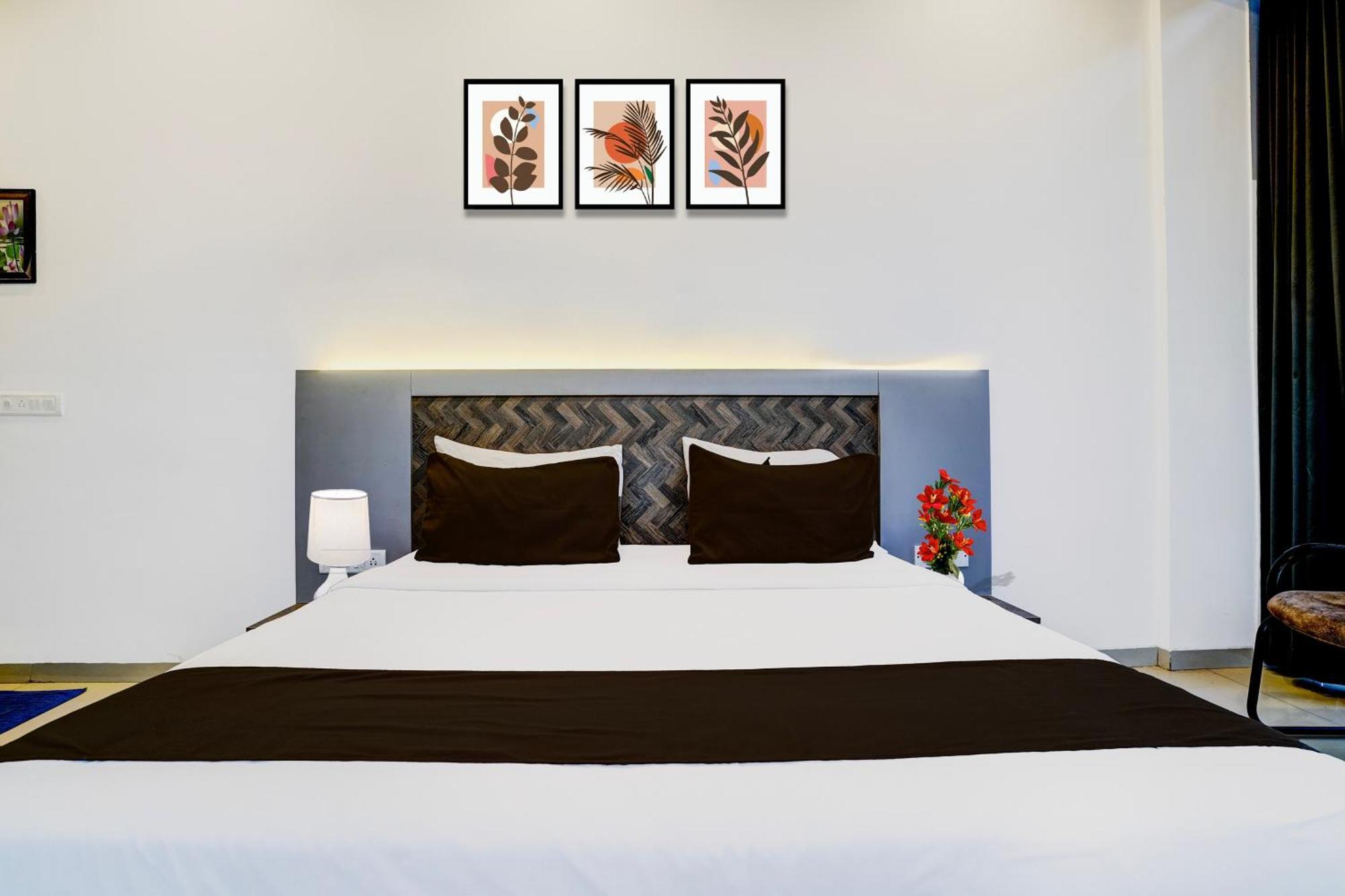 Hotel Super Collection O Sanpada Railway Junction