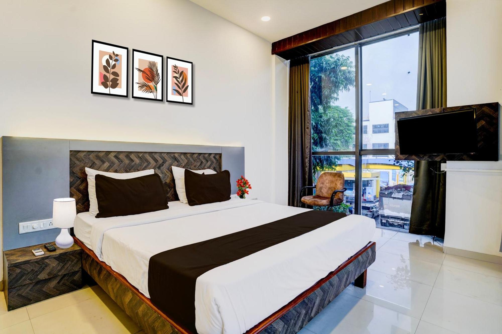 Hotel Super Collection O Sanpada Railway Junction