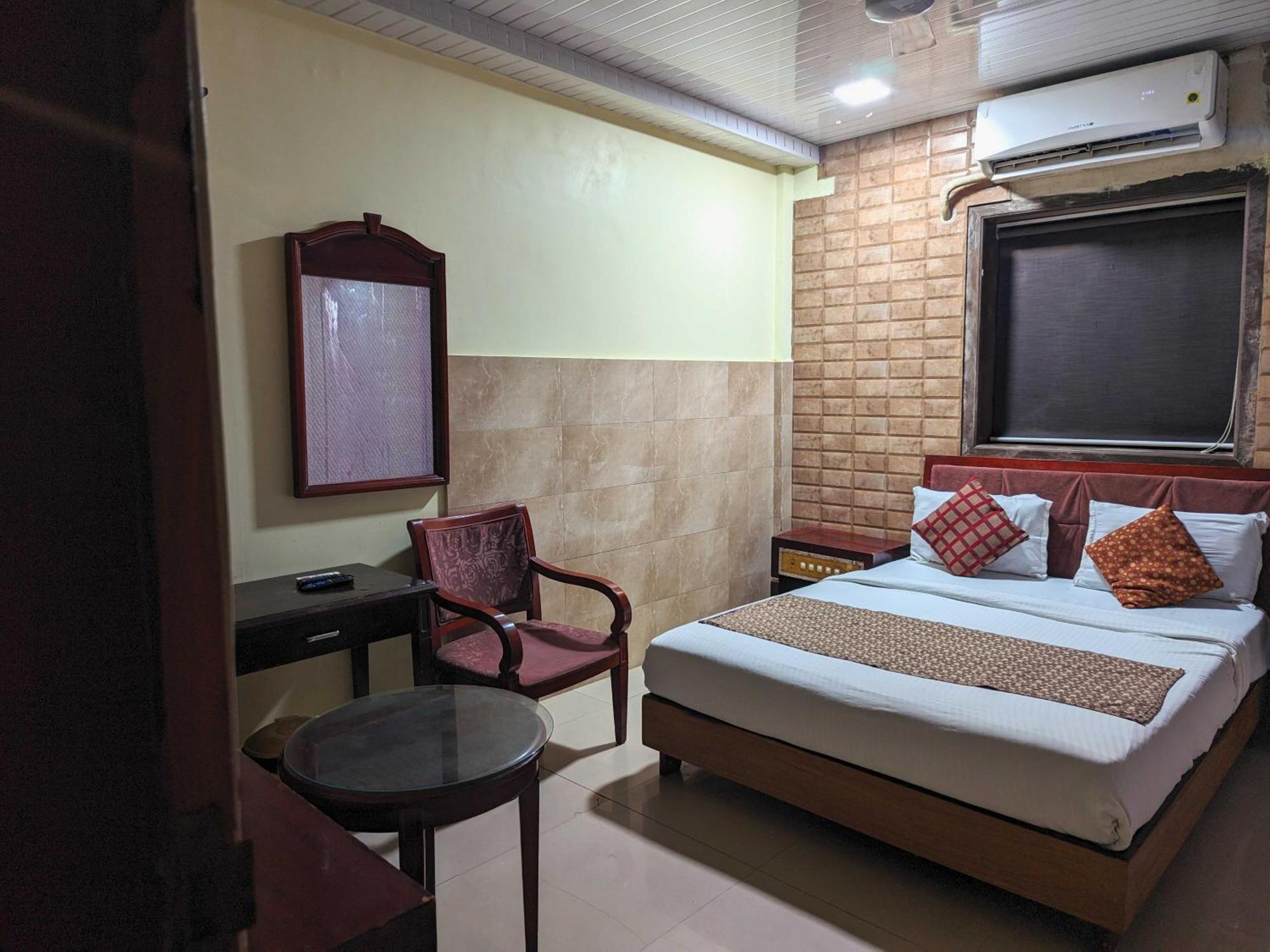 O Gold Coast Hotel 2*