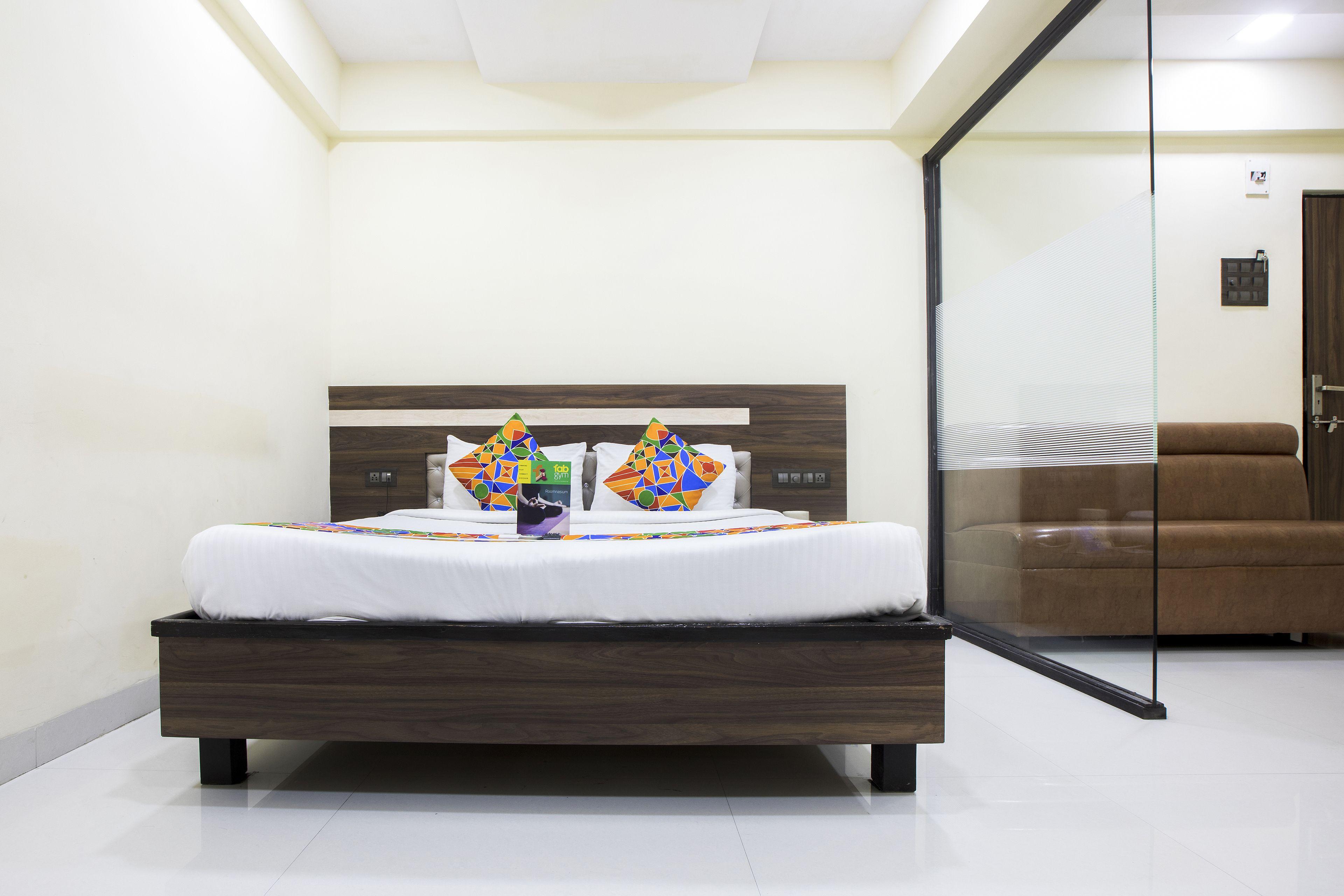 Hotel Oyo 23656 Parimeet Mumbai