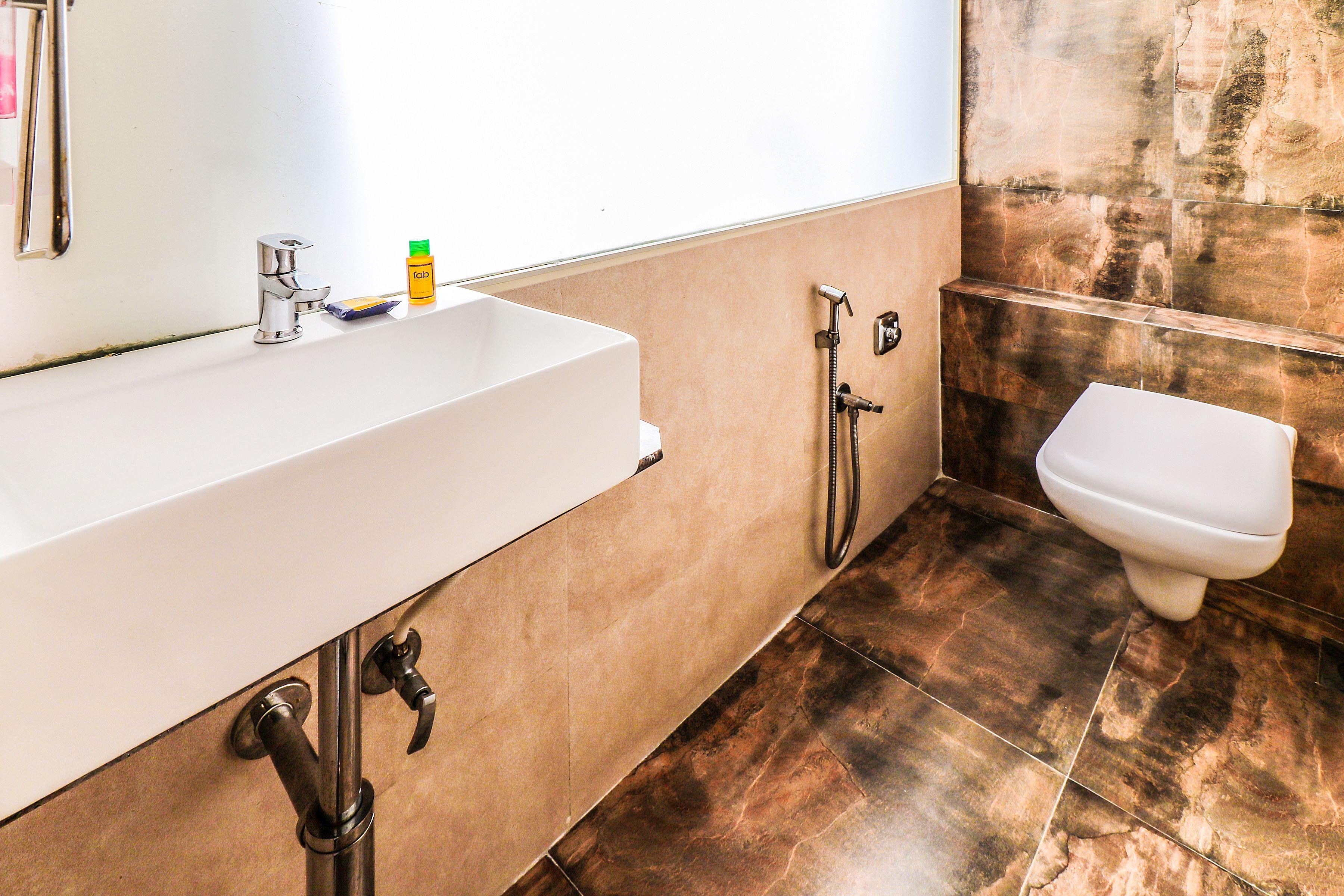 Hotel Fabhotel Aksa International