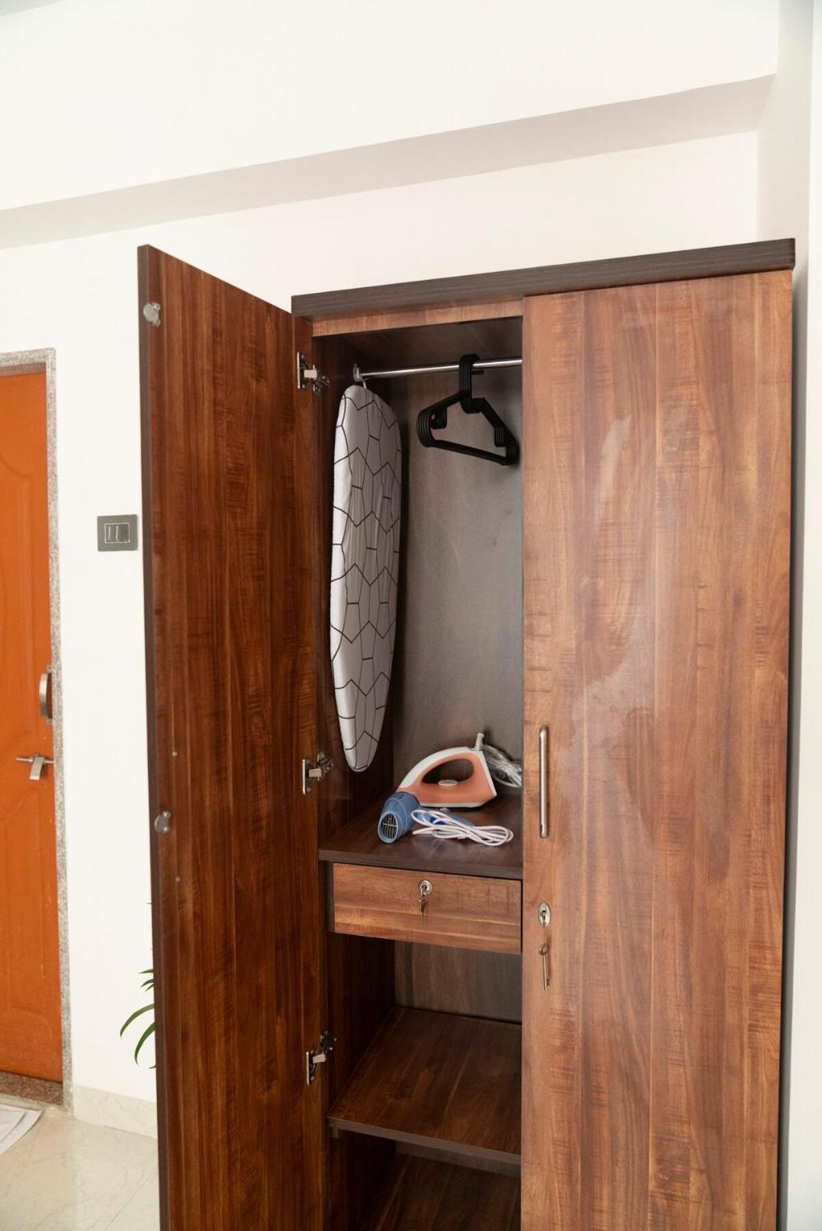 Apartment Peaceful, Spacious 2bhk With Balcony & Skylineview Mumbai