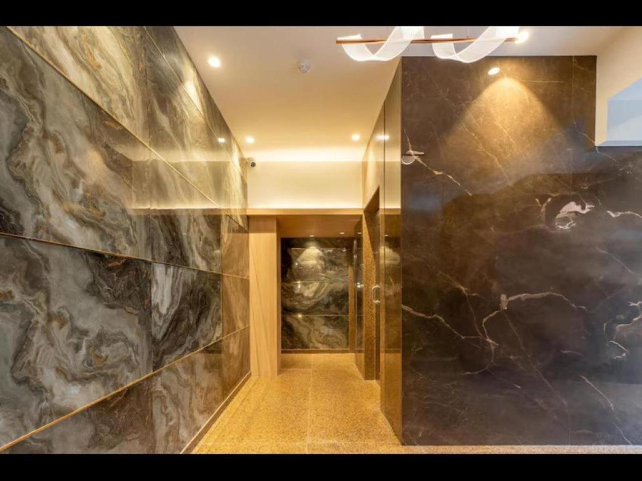 Supreme Comforts - Airport